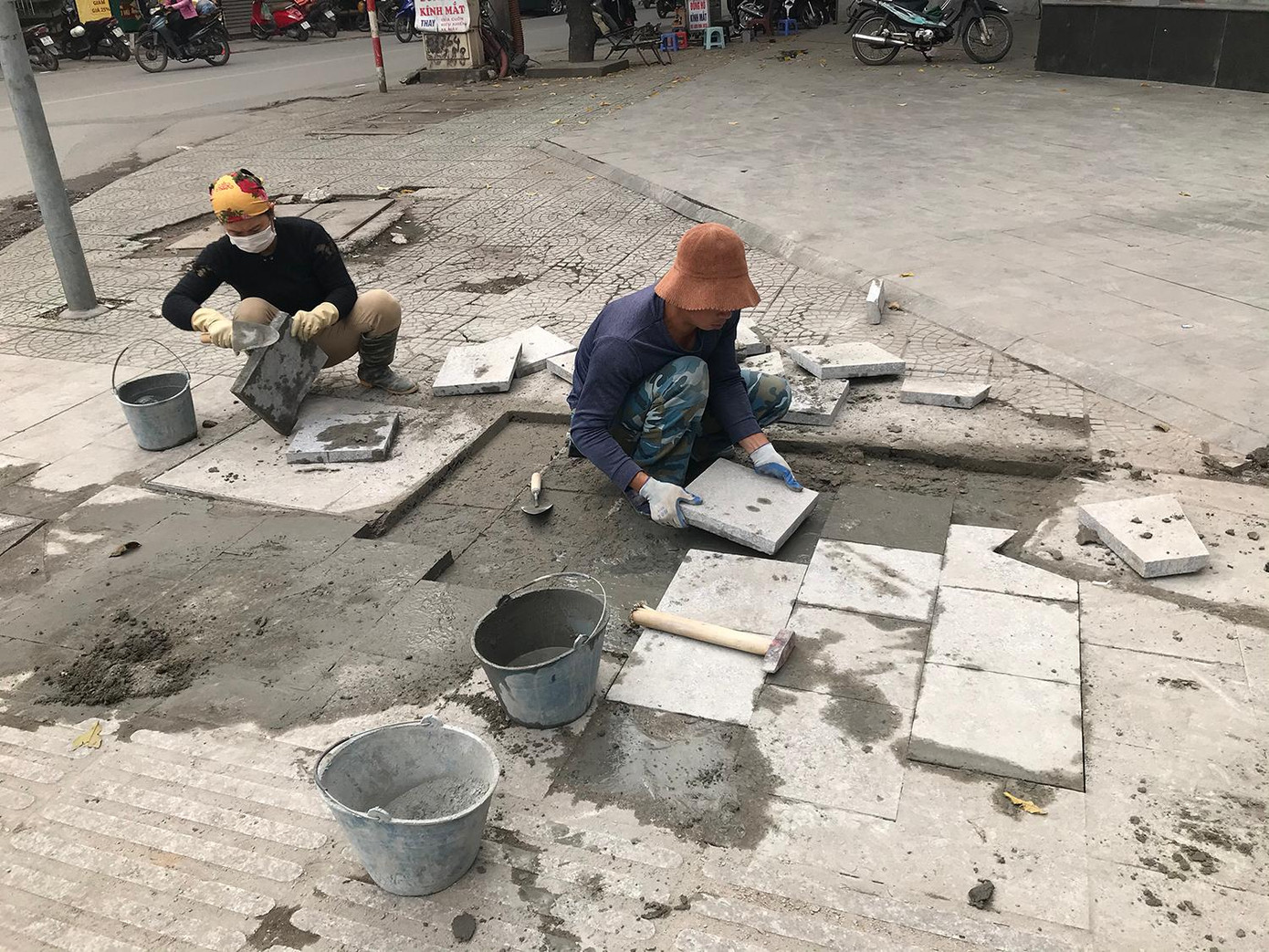 Ở tuyến đường này cũng gặp tình trạng tương tự, khi nhiều đoạn vỉa hè hư hỏng do các phương tiện xe cộ đi lại, dừng đỗ nhiều. Ảnh: Trường Phong