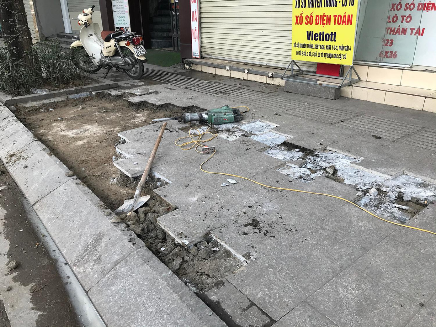 Trên tuyến đường Lê Trọng Tấn, đơn vị thi công cũng đang tiến hành cải tạo, sửa chữa các đoạn vỉa hè bị hư hỏng. Ảnh: Trường Phong