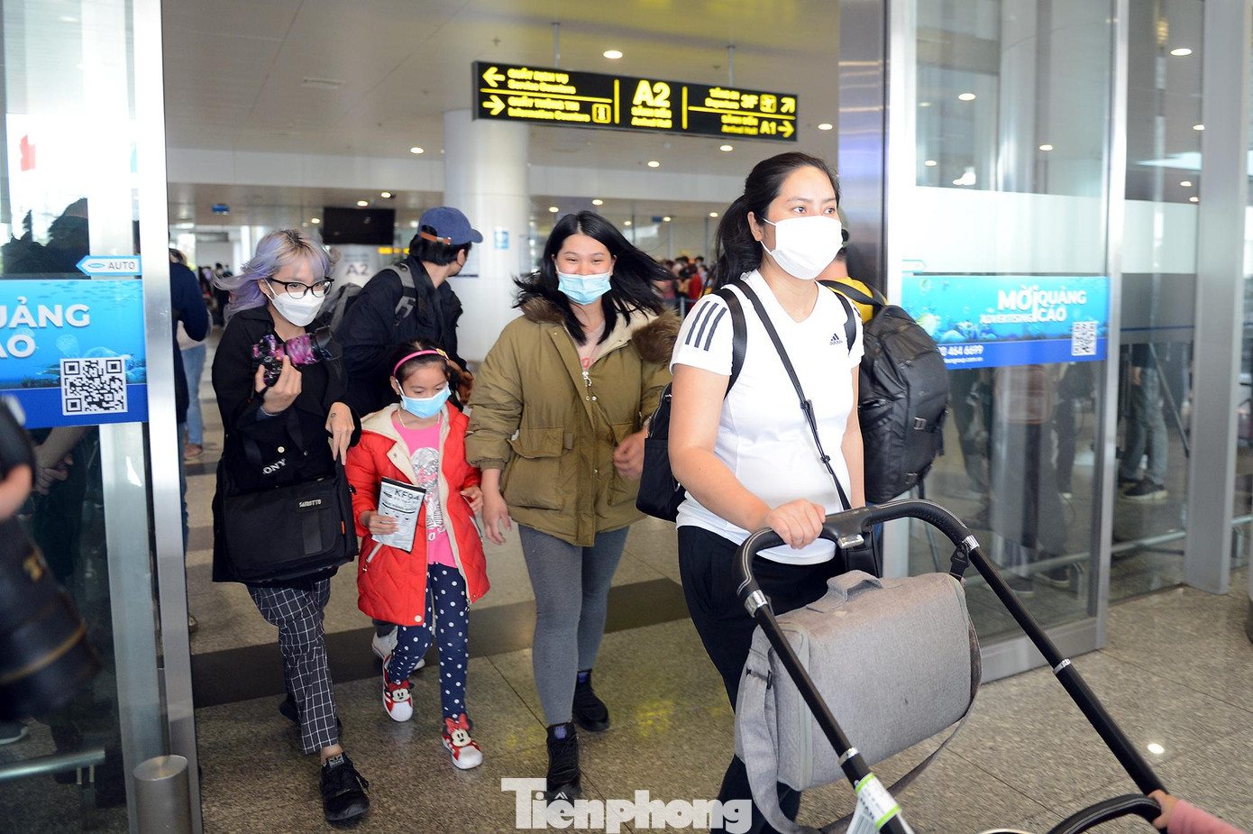 Nhiều người từ Ukraine về đến Việt Nam trong trạng thái mệt mỏi bởi hành trình kéo dài nhiều ngày chạy từ vùng chiến sự sang Romania rồi lên máy bay về Việt Nam. Nhiều người chia sẻ, họ chỉ kịp chuẩn bị vài bộ quần áo. Hành lý mang về không có gì. "Con người còn an toàn về đến Việt Nam là rất mừng", ông Dương Văn Hồng, 59 tuổi, ở thành phố Odessa chia sẻ với phóng viên. Ảnh: Dương Triều.