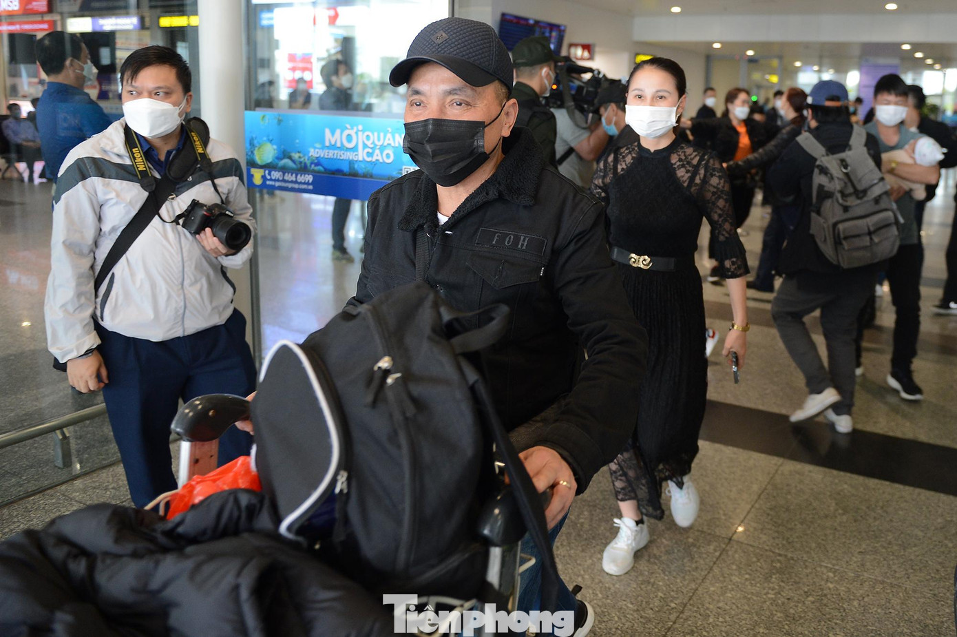 Gần 12h, chuyến bay VN88 hạ cánh xuống sân bay Nội Bài. Chuyến bay chở gần 300 người Việt rời vùng chiến sự Ukraine về Việt Nam Trên chuyến bay có nhiều trẻ nhỏ vượt hành trình kéo dài 10.000 km từ Bucharest (Romania) về Nội Bài. Ảnh: Dương Triều