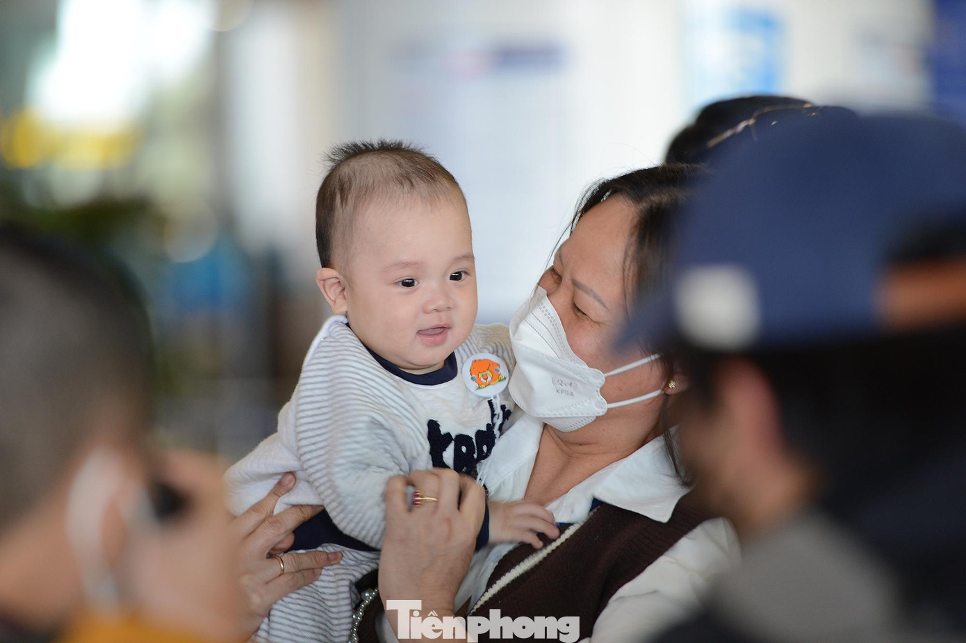 Theo thông tin từ Bộ Ngoại giao, hiện nay, tại Ukraine có 7.000 người Việt Nam. Nhiều bà con kiều bào cũng đã tự di rời khỏi vùng chiến sự đến nơi an toàn như sang các nước lân cận như Ba Lan, Hungary, Bulgaria. Mới đây, Chủ tịch nước Nguyễn Xuân Phúc có chỉ đạo, trong quá trình tổ chức các chuyến bay miễn phí đưa những trường hợp khó khăn và có nguyện vọng về nước từ Ukraine cần thực hiện đúng quy trình, ưu tiên phụ nữ, trẻ em, người già. Ảnh: Dương Triều