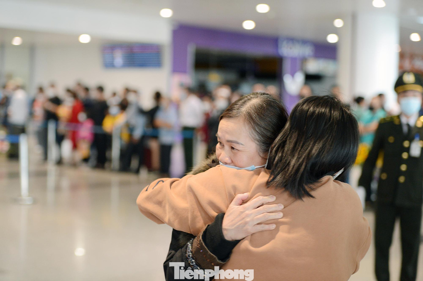 Nhiều người Việt trở về từ Ukraine chia sẻ, họ mong muốn chiến sự, xung đột sớm chấm dứt để họ có thể quay trở lại. Tài sản, công sức tích góp bao năm của họ hiện vẫn ở bên Ukraine, nơi họ coi là quê hương thứ hai của mình sau Việt Nam. Ảnh: Dương Triều.