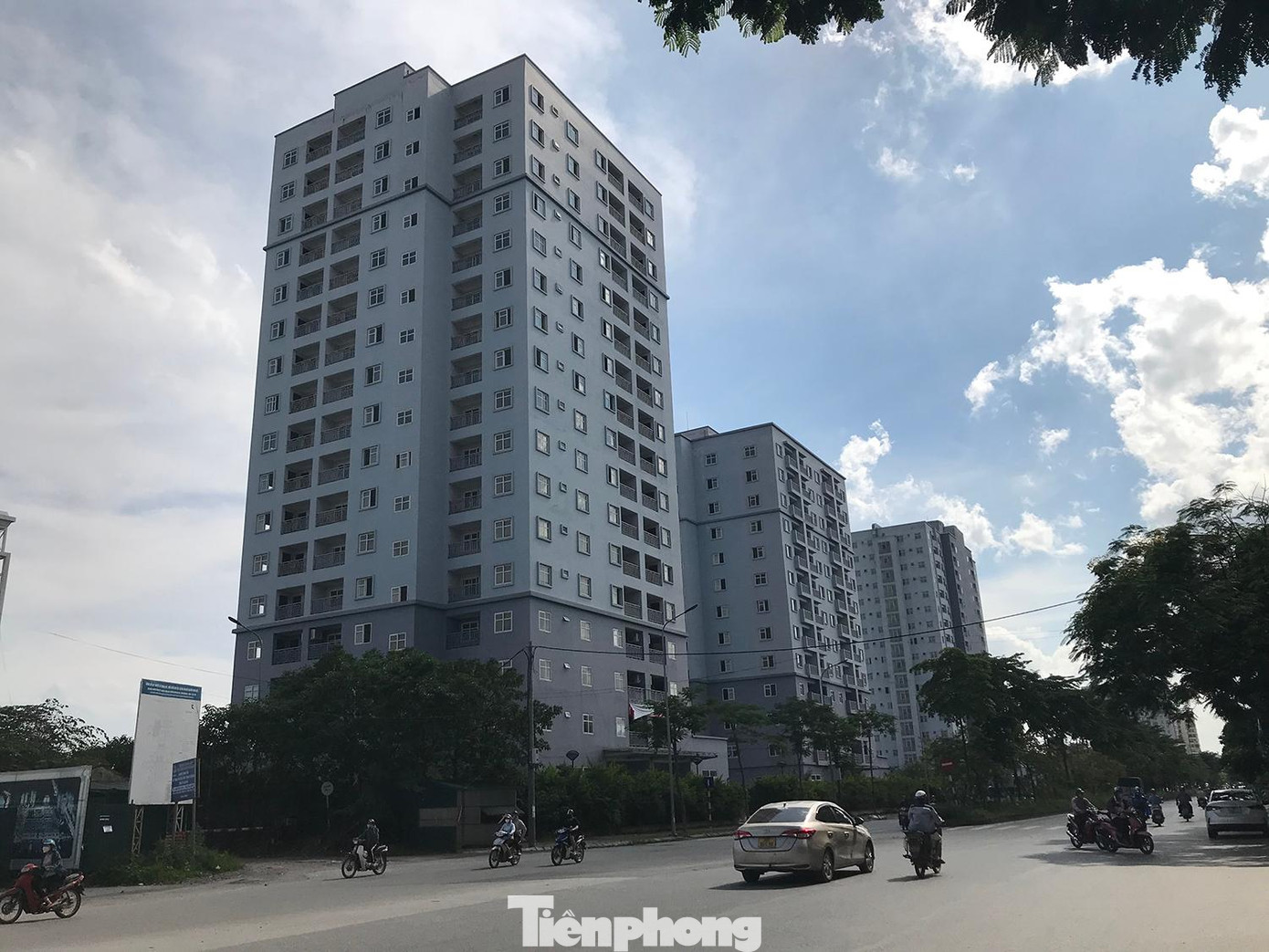 Ở gần Chợ đầu mối Đền Lừ, 3 toà chung cư tái định cư cũng bỏ hoang nhiều năm, dù nằm ở vị trí đắc địa, ngay mặt đường Tân Mai. Ảnh: Trường Phong