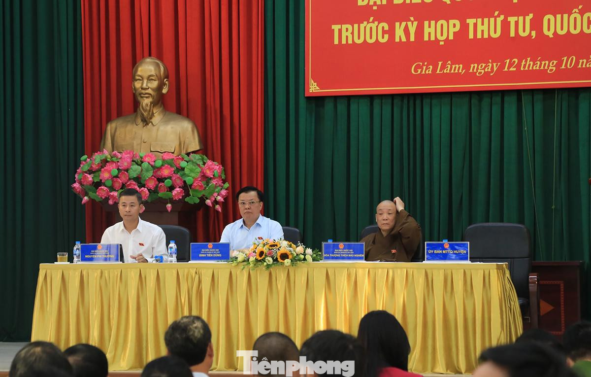 Bí thư Thành uỷ Hà Nội Đinh Tiến Dũng tại hội nghị tiếp xúc cử tri diễn ra tại xã Đa Tốn, huyện Gia Lâm vào sáng 12/10. Ảnh: PV Bí thư Thành uỷ Hà Nội Đinh Tiến Dũng tại hội nghị tiếp xúc cử tri diễn ra tại xã Đa Tốn, huyện Gia Lâm vào sáng 12/10. Ảnh: PV