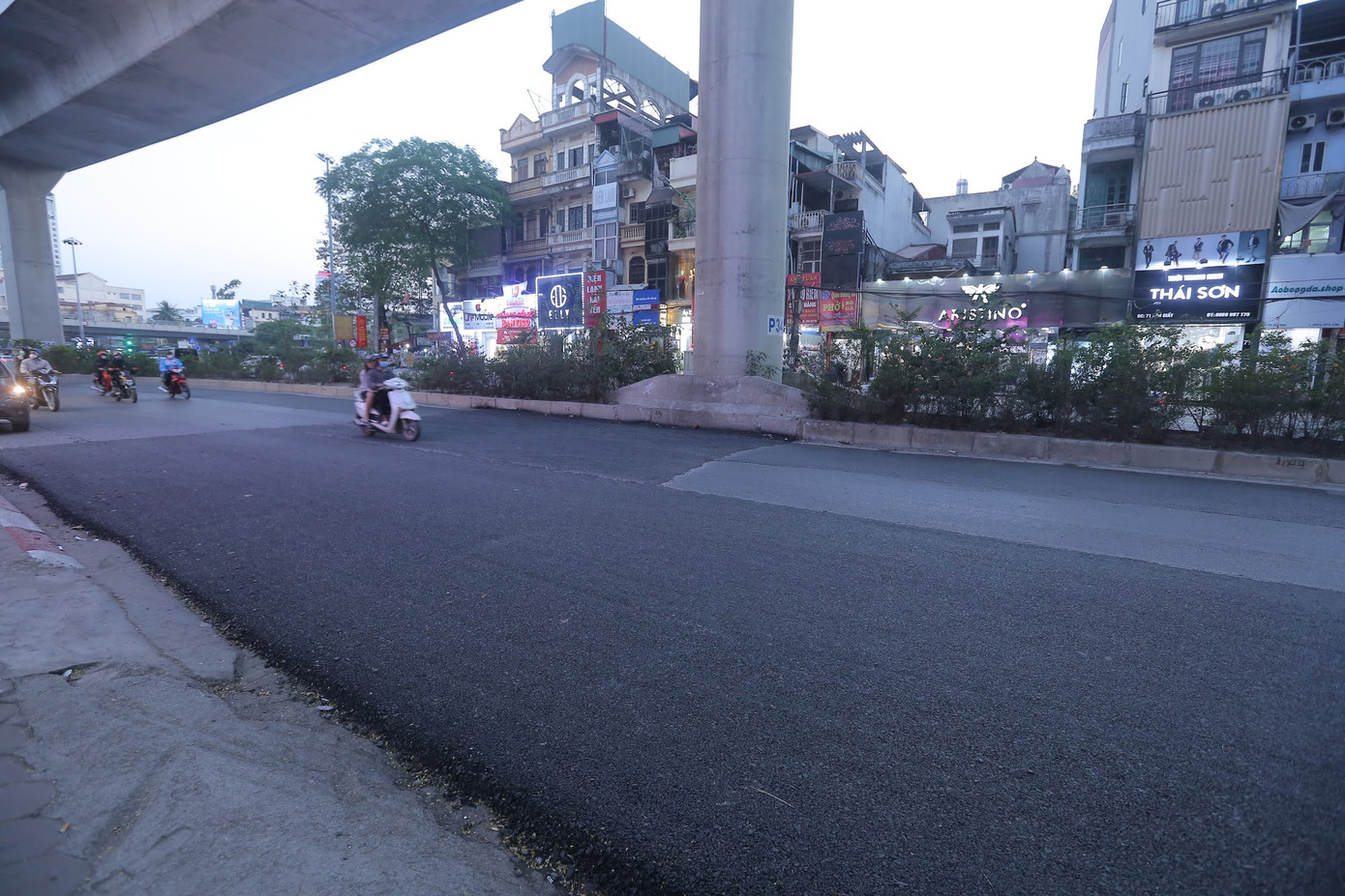 Một số vị trí được thảm lại mặt đường khá dày, màu sắc mới, tuy nhiên, không theo trật tự nhất định. Ảnh: Duy Phạm