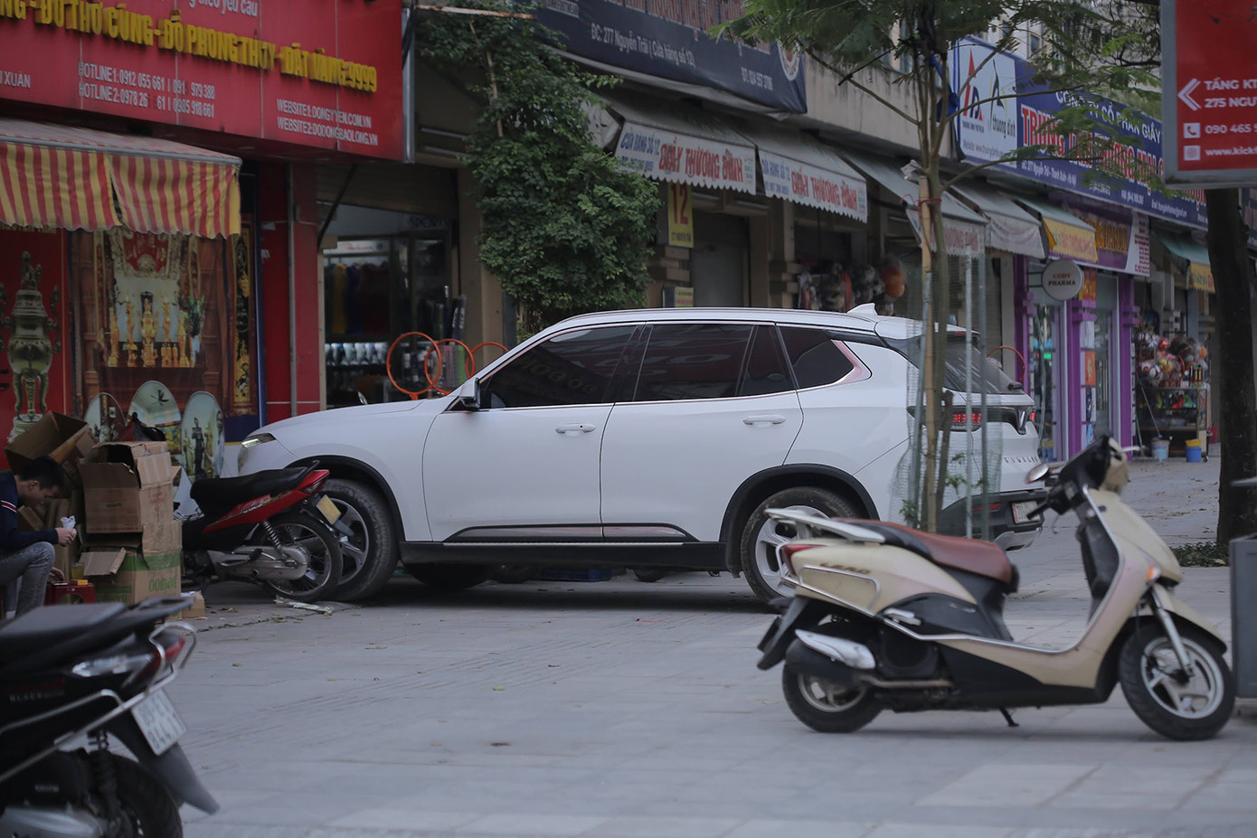 Cả phía Ban QLDA quận và đơn vị thi công đều rất bức xúc trước tình trạng xe cộ đi lại, dừng đỗ trên vỉa hè, ảnh hưởng đến kết cấu, tuổi thọ của công trình, tuy nhiên, việc xử lý hiện nay còn gặp nhiều khó khăn. Ảnh: Duy Phạm