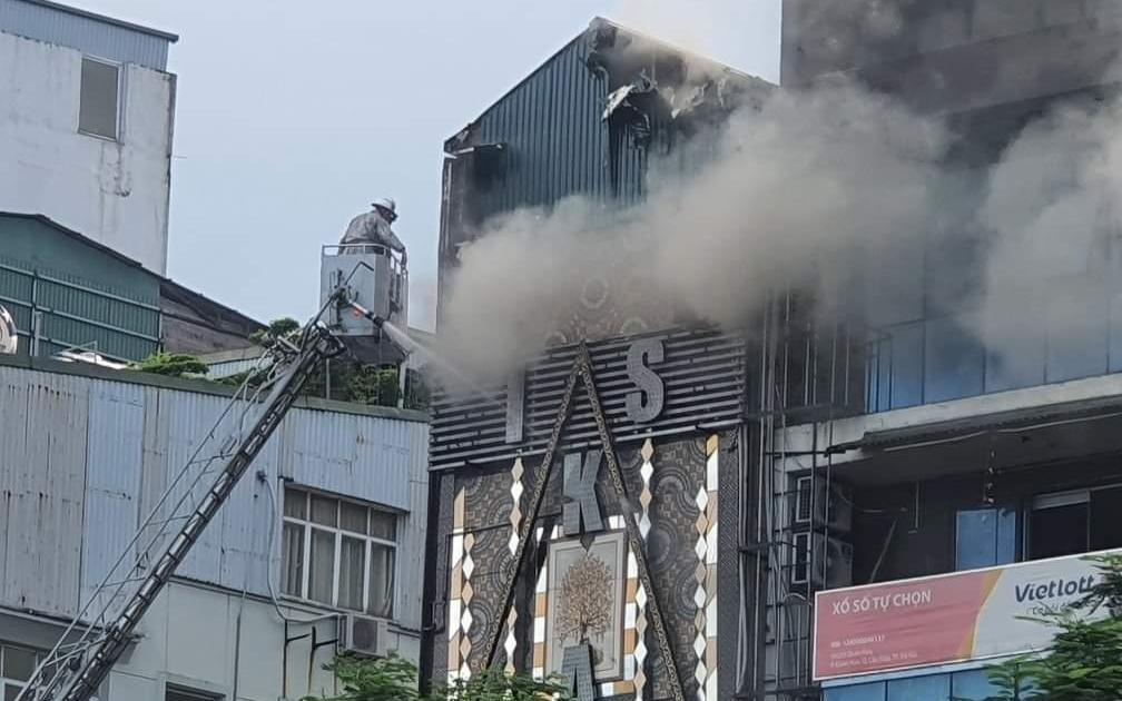 Vụ cháy quán karaoke ở Cầu Giấy mới đây khiến 3 chiến sĩ cảnh sát PCCC hy sinh khi làm nhiệm vụ. Ảnh: PV Vụ cháy quán karaoke ở Cầu Giấy mới đây khiến 3 chiến sĩ cảnh sát PCCC hy sinh khi làm nhiệm vụ. Ảnh: PV