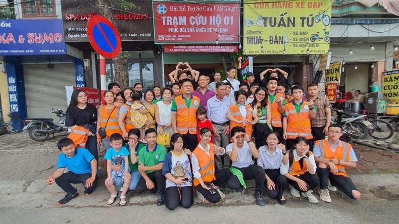 Các thành viên Đội hỗ trợ sơ cứu Fast Angel (áo vàng) luôn sẵn sàng lên đường bất cứ khi nào nhận tin có nạn nhân tai nạn cần hỗ trợ. Ảnh: PV