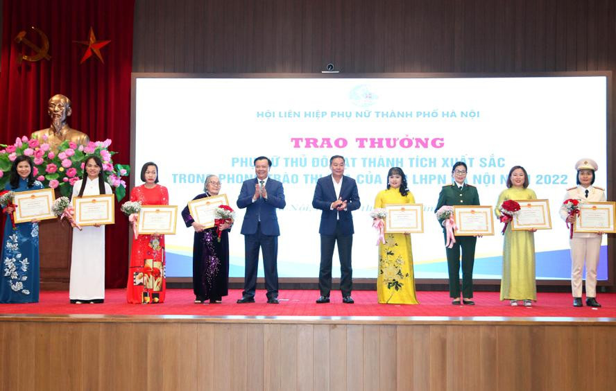 Bí thư Thành ủy Hà Nội Đinh Tiến Dũng, Phó Chủ tịch Thường trực UBND thành phố Hà Nội Lê Hồng Sơn trao Bằng khen cho các phụ nữ tiêu biểu. Ảnh: HNM