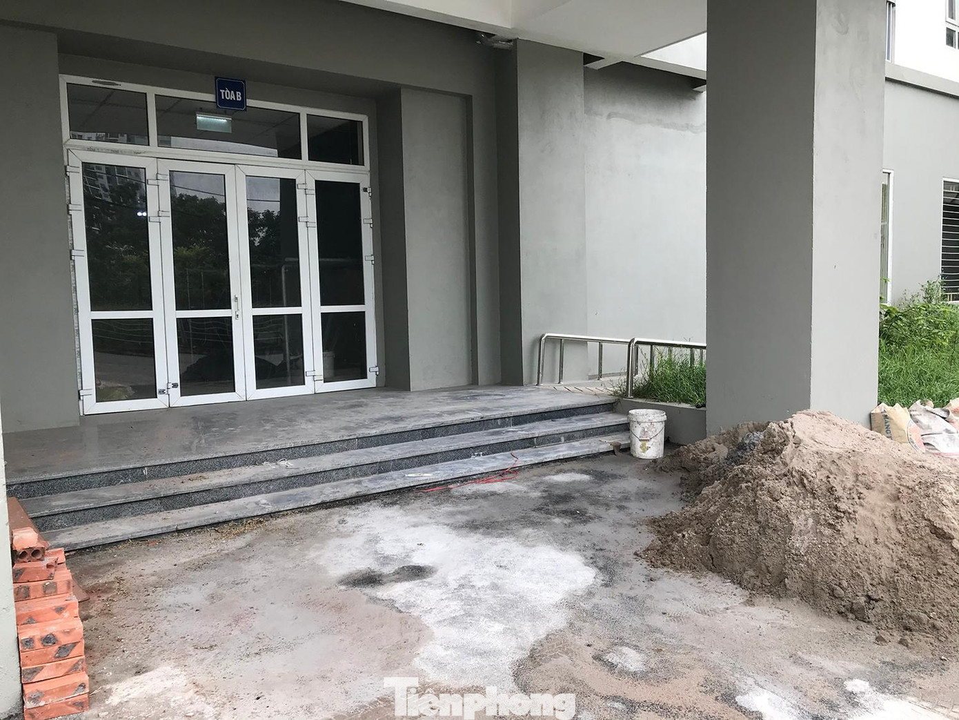 Theo quan sát của phóng viên, dường như toà nhà vừa được cải tạo, sửa chữa nhiều hạng mục. Ảnh: Trường Phong