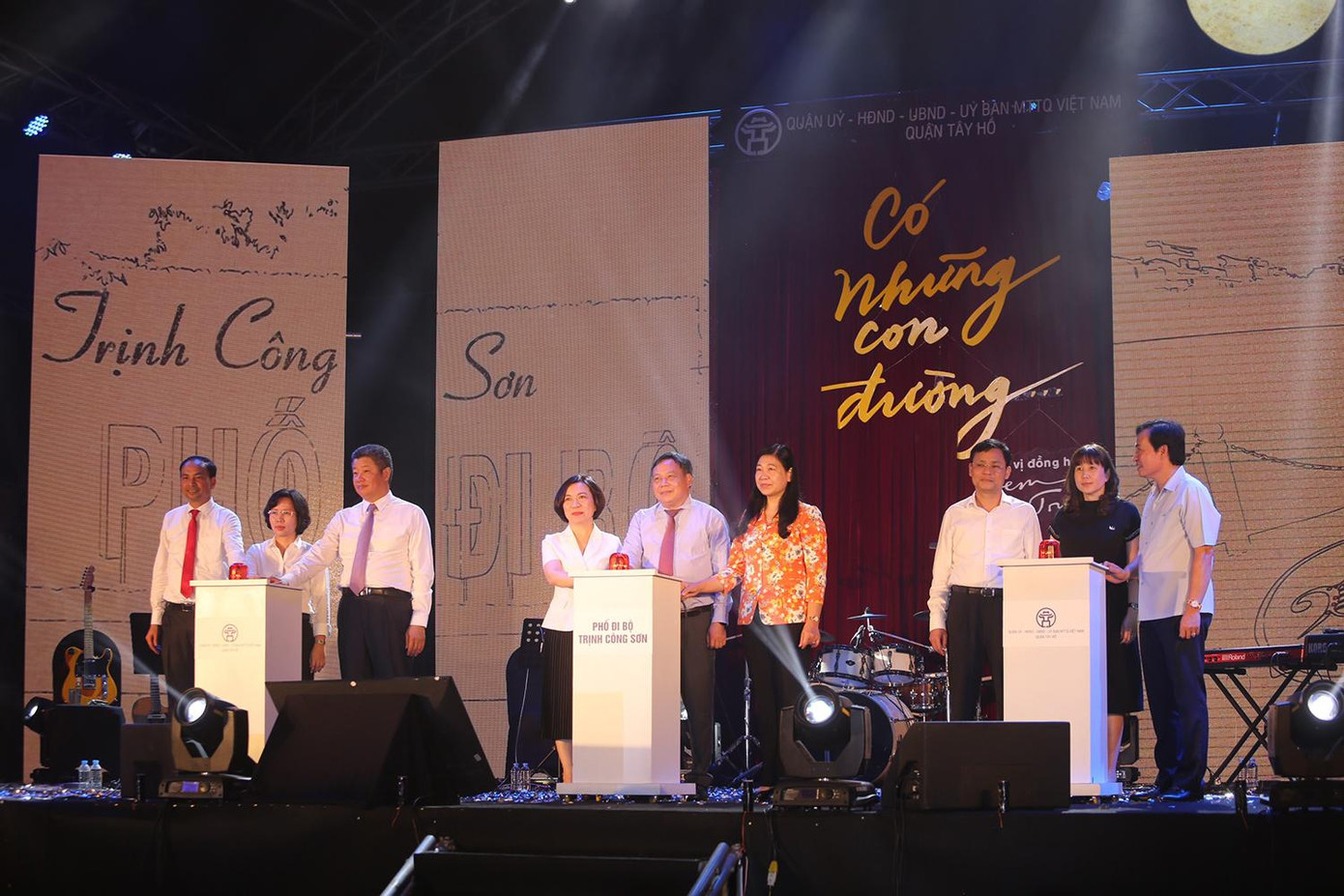 Tối 7/5, quận Tây Hồ tổ chức chương trình khởi động lại phố đi bộ Trịnh Công Sơn với đêm nghệ thuật "Có những con đường" nhằm phát huy hơn nữa sức hút của phố đi bộ. Ảnh: Duy Phạm Tối 7/5, quận Tây Hồ tổ chức chương trình khởi động lại phố đi bộ Trịnh Công Sơn với đêm nghệ thuật "Có những con đường" nhằm phát huy hơn nữa sức hút của phố đi bộ. Ảnh: Duy Phạm