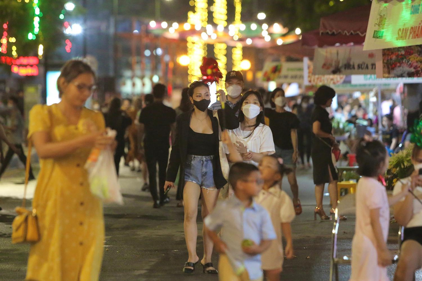 Sự trở lại của phố đi bộ Trịnh Công Sơn góp phần có thêm sân chơi giải trí lành mạnh, bổ ích cho người dân quận Tây Hồ, người dân Hà Nội. Ảnh: Duy Phạm Sự trở lại của phố đi bộ Trịnh Công Sơn góp phần có thêm sân chơi giải trí lành mạnh, bổ ích cho người dân quận Tây Hồ, người dân Hà Nội. Ảnh: Duy Phạm