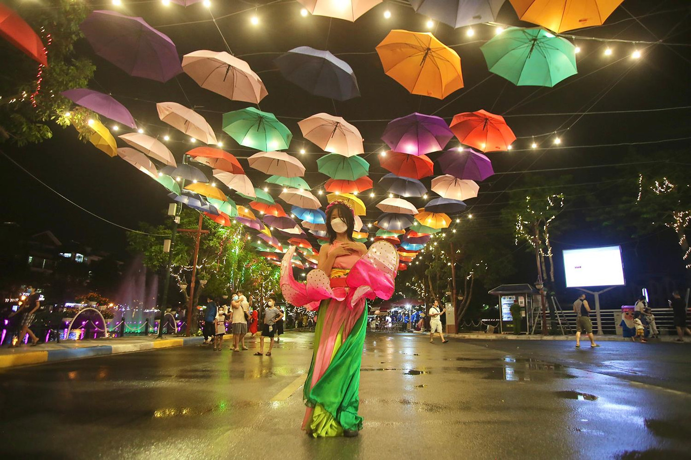 Một thiếu nữ tạo dáng chụp ảnh với những chiếc ô gắn trên cao thuộc khuôn viên phố đi bộ Trịnh Công Sơn. Ảnh: Duy Phạm Một thiếu nữ tạo dáng chụp ảnh với những chiếc ô gắn trên cao thuộc khuôn viên phố đi bộ Trịnh Công Sơn. Ảnh: Duy Phạm