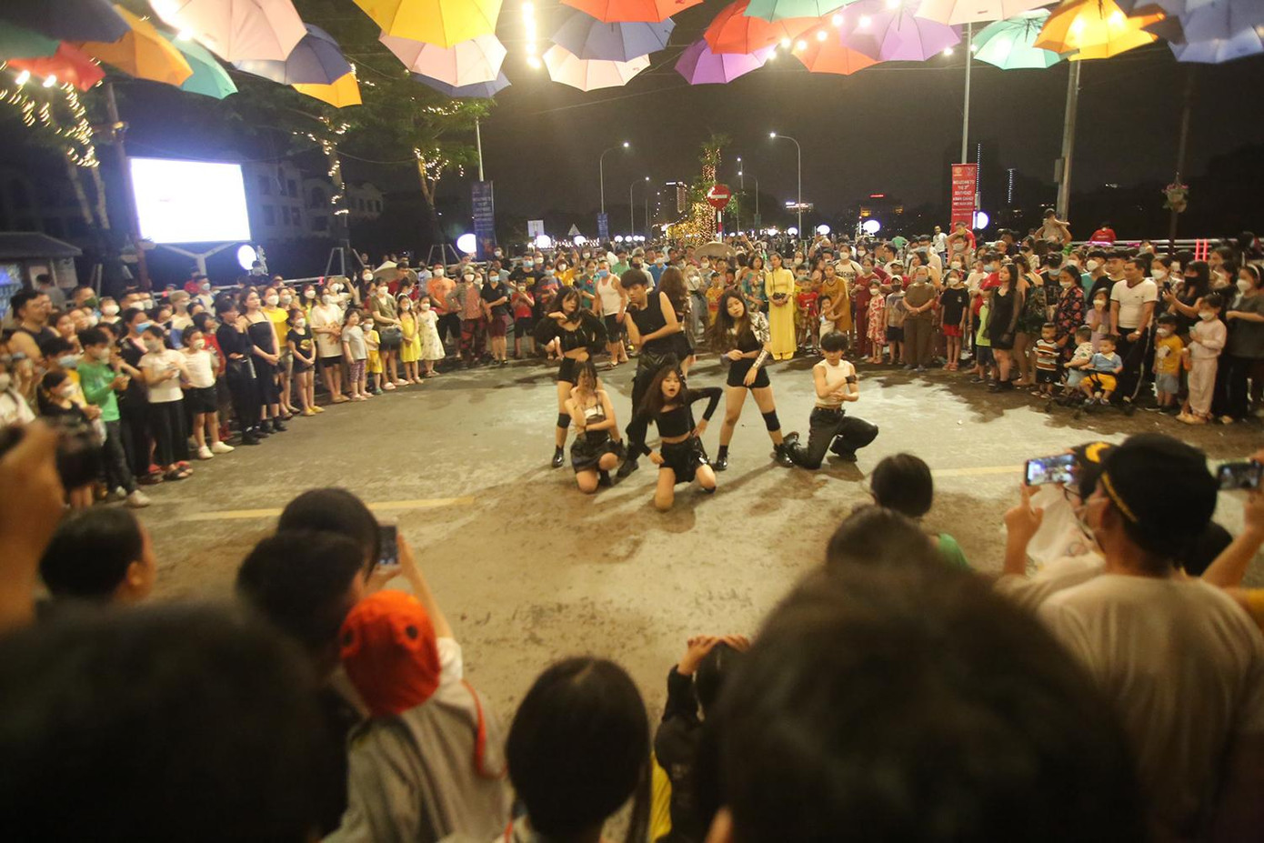 Khi hoạt động trở lại, tuyến phố đi bộ Trịnh Công Sơn sẽ tạo những điểm nhấn mới để mang đến khác biệt với những tuyến phố đi bộ khác của Hà Nội. Điều đặc trưng nhất là những tiết mục văn hoá, văn nghệ đặc sắc, hấp dẫn liên quan đến cố nhạc sĩ Trịnh Công Sơn. Ảnh: Duy Phạm Khi hoạt động trở lại, tuyến phố đi bộ Trịnh Công Sơn sẽ tạo những điểm nhấn mới để mang đến khác biệt với những tuyến phố đi bộ khác của Hà Nội. Điều đặc trưng nhất là những tiết mục văn hoá, văn nghệ đặc sắc, hấp dẫn liên quan đến cố nhạc sĩ Trịnh Công Sơn. Ảnh: Duy Phạm