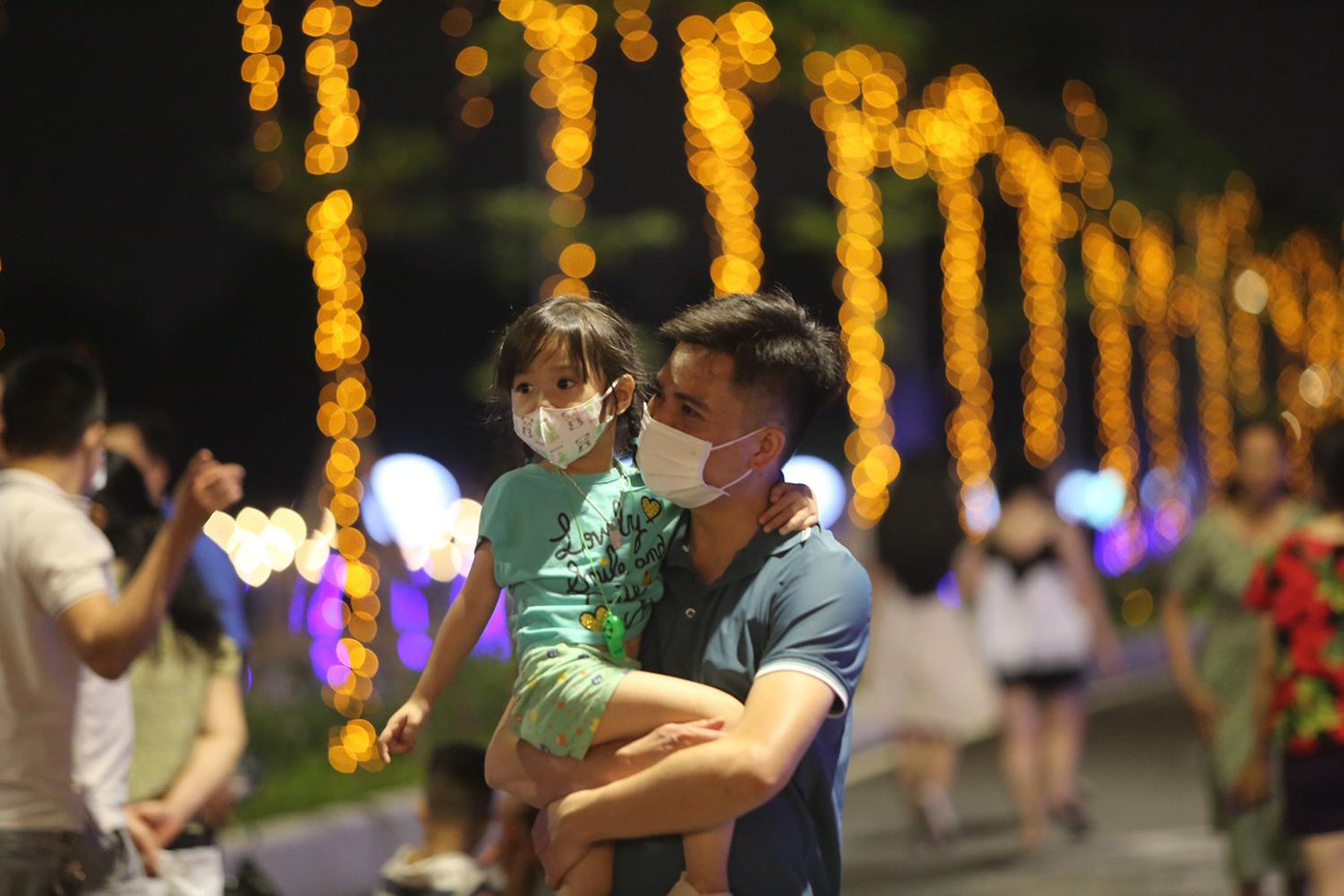 Quận Tây Hồ cho biết, phố đi bộ sẽ có điểm chụp ảnh check-in mang dấu ấn nhạc sĩ Trịnh Công Sơn; con đường nghệ thuật dài 50m được thiết kế như bức tranh 3D lấy cảm hứng từ ca khúc "Nhớ mùa thu Hà Nội" của cố nhạc sĩ Trịnh Công Sơn; các buổi biểu diễn nghệ thuật duy trì thường xuyên vào cuối tuần; không gian giới thiệu ẩm thực, quảng bá du lịch quận Tây Hồ với khoảng 20 gian hàng… Quận Tây Hồ cho biết, phố đi bộ sẽ có điểm chụp ảnh check-in mang dấu ấn nhạc sĩ Trịnh Công Sơn; con đường nghệ thuật dài 50m được thiết kế như bức tranh 3D lấy cảm hứng từ ca khúc "Nhớ mùa thu Hà Nội" của cố nhạc sĩ Trịnh Công Sơn; các buổi biểu diễn nghệ thuật duy trì thường xuyên vào cuối tuần; không gian giới thiệu ẩm thực, quảng bá du lịch quận Tây Hồ với khoảng 20 gian hàng…