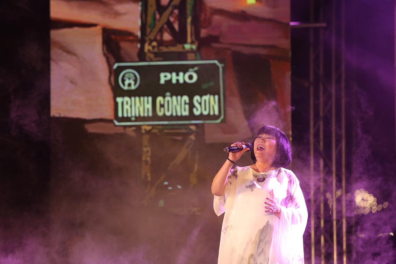 Đêm nhạc có sự xuất hiện của nhiều ca sĩ nổi tiếng, thể hiện nhiều ca khúc của nhạc sĩ Trịnh Công Sơn. Trong ảnh là ca sĩ Cẩm Vân. Ảnh: Duy Phạm Đêm nhạc có sự xuất hiện của nhiều ca sĩ nổi tiếng, thể hiện nhiều ca khúc của nhạc sĩ Trịnh Công Sơn. Trong ảnh là ca sĩ Cẩm Vân. Ảnh: Duy Phạm