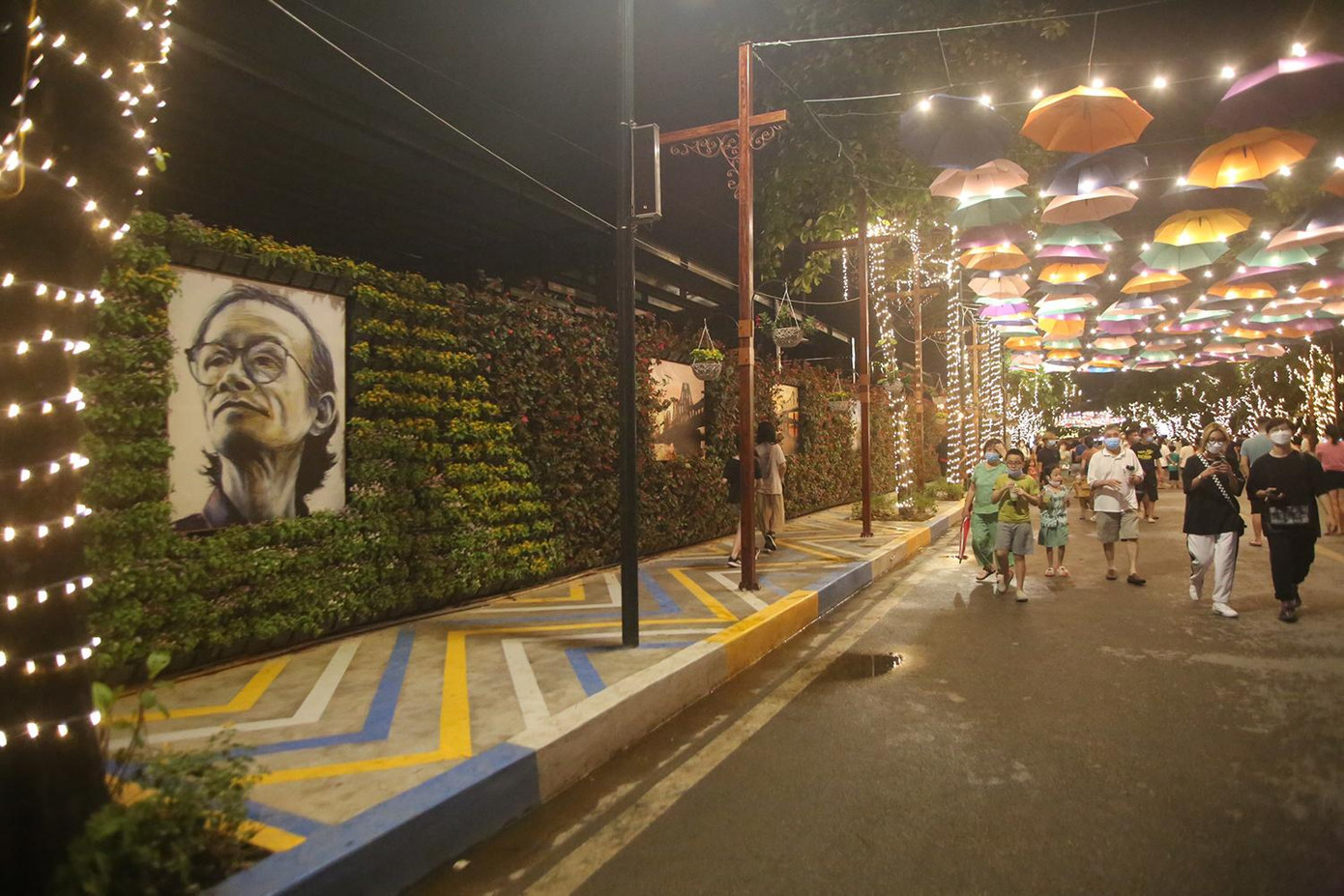 Để chuẩn bị cho việc hoạt động trở lại, một số hạng mục được sửa chữa, trang trí. Do gắn với tên tuổi của cố nhạc sĩ nổi tiếng Trịnh Công Sơn, tại khu vực phố đi bộ, nhiều hình ảnh, nội dung trang trí liên quan đến vị nhạc sĩ này. Ảnh: Duy Phạm Để chuẩn bị cho việc hoạt động trở lại, một số hạng mục được sửa chữa, trang trí. Do gắn với tên tuổi của cố nhạc sĩ nổi tiếng Trịnh Công Sơn, tại khu vực phố đi bộ, nhiều hình ảnh, nội dung trang trí liên quan đến vị nhạc sĩ này. Ảnh: Duy Phạm