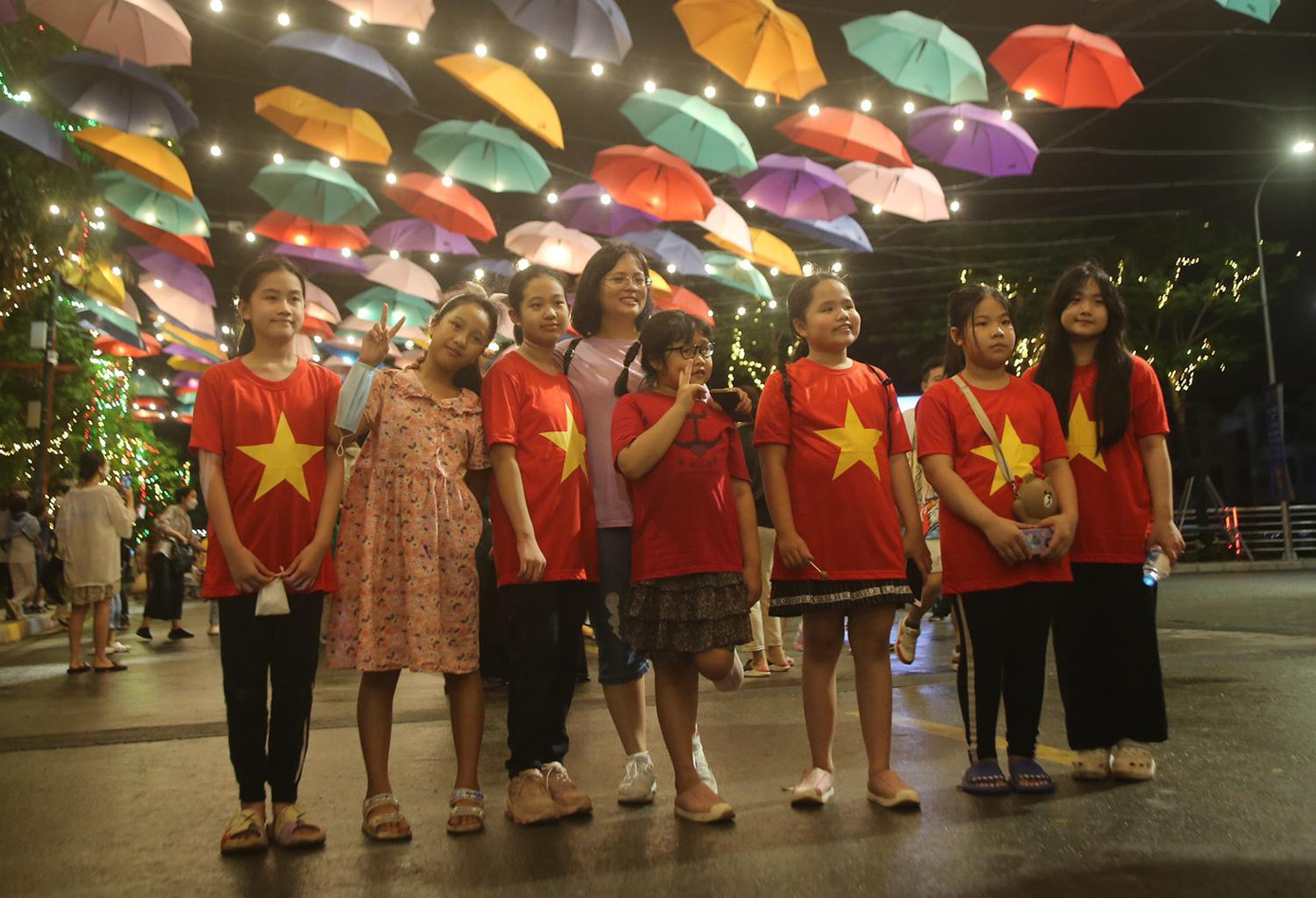 Lãnh đạo quận Tây Hồ cũng cho biết, thời gian tới, quận sẽ tổ chức kết nối lại các điểm du lịch trên địa bàn quận với phố đi bộ Trịnh Công Sơn như Công viên nước Hồ Tây, các vườn hoa; tổ chức các giải thể thao như xe đạp, chạy bộ để tạo thêm sản phẩm du lịch mới, hấp dẫn người dân và du khách hơn nữa. Lãnh đạo quận Tây Hồ cũng cho biết, thời gian tới, quận sẽ tổ chức kết nối lại các điểm du lịch trên địa bàn quận với phố đi bộ Trịnh Công Sơn như Công viên nước Hồ Tây, các vườn hoa; tổ chức các giải thể thao như xe đạp, chạy bộ để tạo thêm sản phẩm du lịch mới, hấp dẫn người dân và du khách hơn nữa.