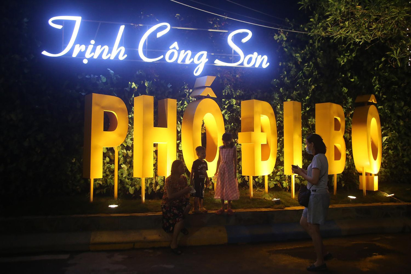 Phố đi bộ Trịnh Công Sơn được khai trương tháng 5/2018, dài 900 m nằm gần khu Công viên nước Hồ Tây, quận Tây Hồ. Do ảnh hưởng của dịch COVID-19, 2 năm qua, phố đi bộ dừng hoạt động. Ảnh: Duy Phạm. Phố đi bộ Trịnh Công Sơn được khai trương tháng 5/2018, dài 900 m nằm gần khu Công viên nước Hồ Tây, quận Tây Hồ. Do ảnh hưởng của dịch COVID-19, 2 năm qua, phố đi bộ dừng hoạt động. Ảnh: Duy Phạm.