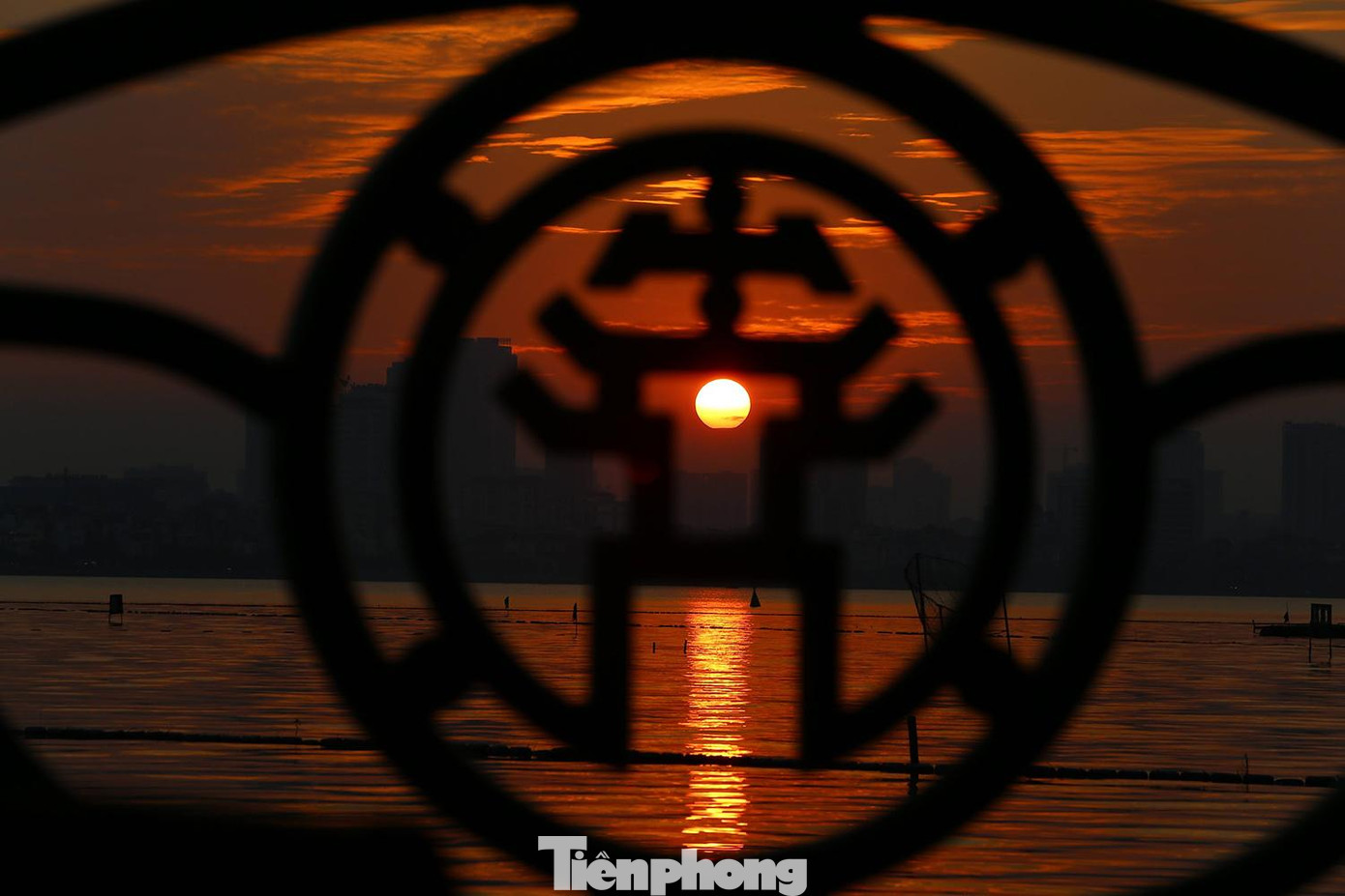 Cũng theo đại diện lãnh đạo quận Tây Hồ, các khu vực lan can hồ Tây khác, đặc biệt tại khu vực đường Thanh Niên, hay những đoạn lan can đúc bằng gang có biểu tượng Khuê Văn Các sẽ được giữ nguyên. Thời gian tới, quận cũng sẽ lập kế hoạch tổng thể quản lý, duy tu, bảo vệ hệ thống lan can ven hồ Tây. Ảnh: Duy Phạm