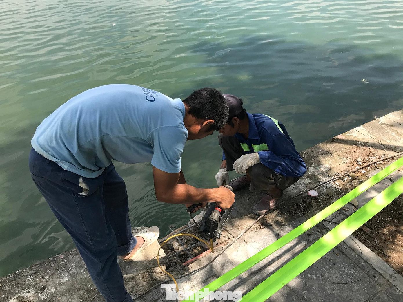 Theo UBND quận Tây Hồ, cùng với việc thay mới một phần lan can hồ Tây, các đơn vị chức năng cũng tiến hành kết hợp chỉnh trang, bố trí hệ thống chiếu sáng phù hợp. Ảnh: Trường Phong