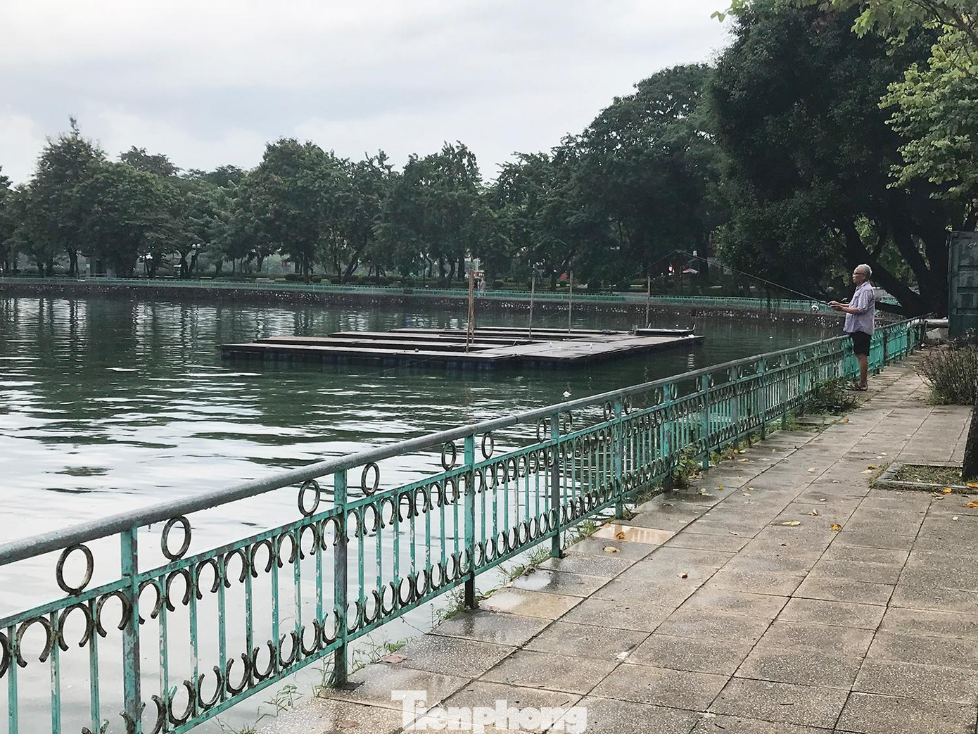 Theo đại diện quận Tây Hồ, trước đây, việc chỉnh trang lan can hồ Tây đã thực hiện được từ khu vực ngã ba Trích Sài - Lạc Long Quân về đến gần đoạn giao Trích Sài - Văn Cao. Hiện nay, quận tiếp tục thực hiện thay mới lan can ven hồ Tây khu vực phố Trích Sài - Nguyễn Đình Thi, kết thúc ở điểm giao với đường Thanh Niên. Ảnh: Trường Phong