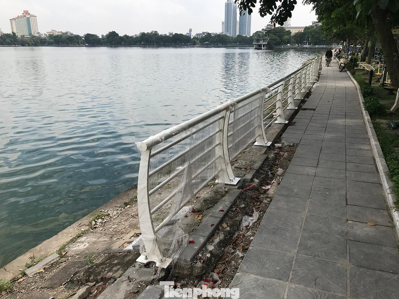 Theo đó, lan can được thay mới làm bằng kim loại, sơn màu trắng, cong một chút hướng ra phía hồ. Ảnh: Trường Phong