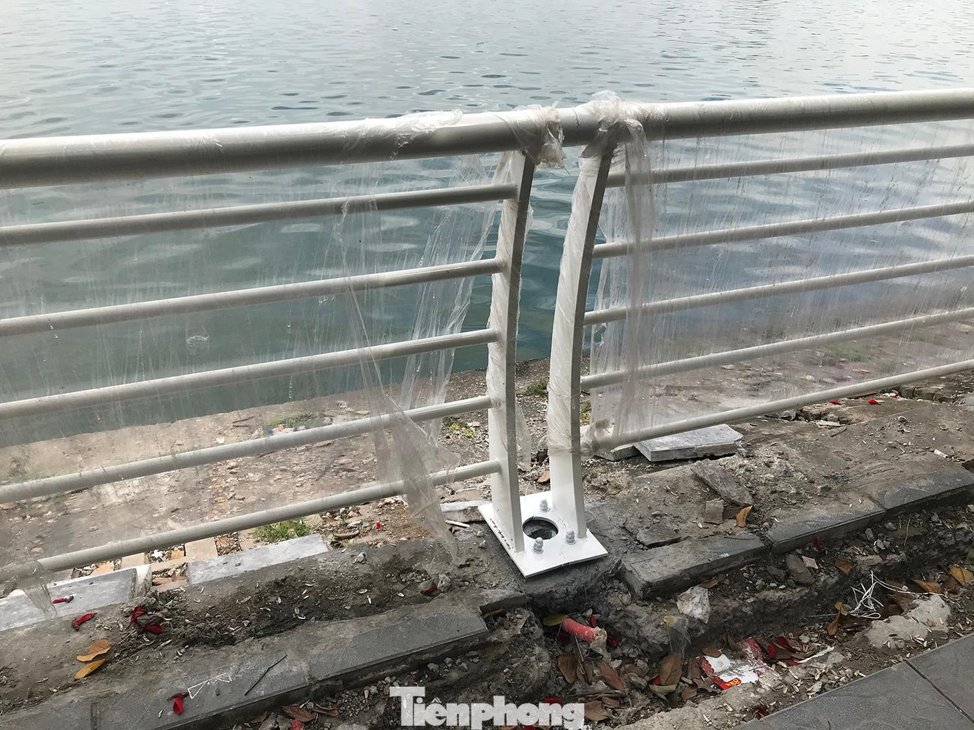 Cận cảnh một đoạn lan can được thay mới ở hồ Tây được bắt vít xuống nền vỉa hè phố Nguyễn Đình Thi. Ảnh: Trường Phong