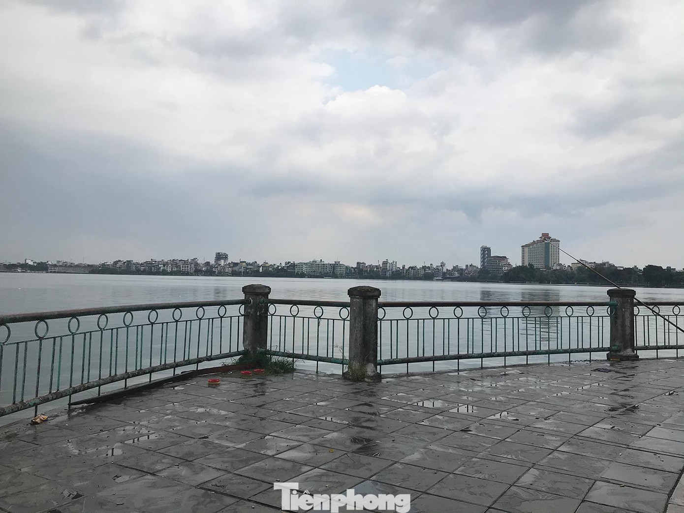 Trao đổi với phóng viên Tiền Phong, đại diện quận Tây Hồ (Hà Nội) cho biết, trước thực trạng một phần lan can bằng sắt ở hồ Tây, cụ thể tại khu vực phố Nguyễn Đình Thi - Trích Sài xuống cấp, tiềm ẩn nguy cơ gây mất an toàn, quận đã triển khai chỉnh trang, thay mới, cải tạo đồng bộ đoạn lan can này. Trong ảnh là một phần lan can kiểu cũ, nhiều đoạn đã xuống cấp. Ảnh: Trường Phong