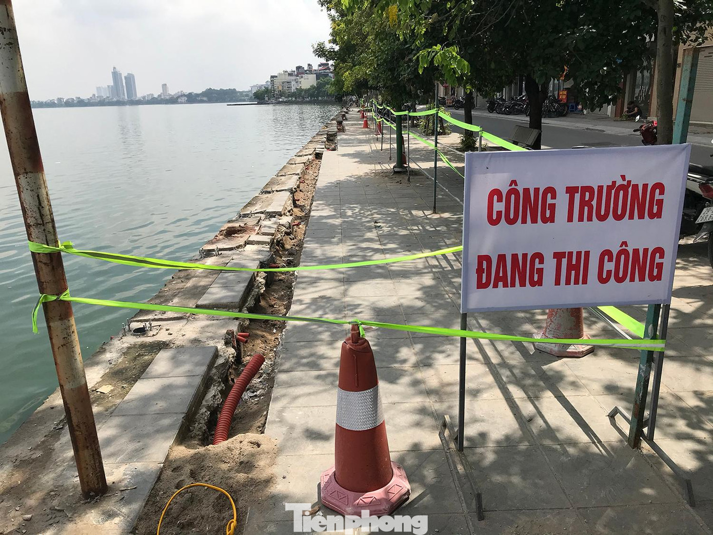 Theo chỉ đạo từ quận Tây Hồ, các lực lượng thi công phải đảm bảo tuyệt đối an toàn, tránh gây phiền toái cho người dân, du khách và các phương tiện đi lại ven hồ Tây. Ảnh: Trường Phong