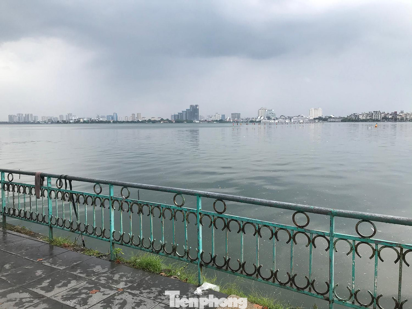 Một trong những mục tiêu hướng tới của việc thay lan can hồ Tây khu vực Nguyễn Đình Thi - Trích Sài, theo UBND quận Tây Hồ là đảm bảo an toàn cho người dân đi dạo ven hồ, cùng với đó đảm bảo văn minh đô thị, tránh nhếch nhác, xuống cấp. Ảnh: Trường Phong