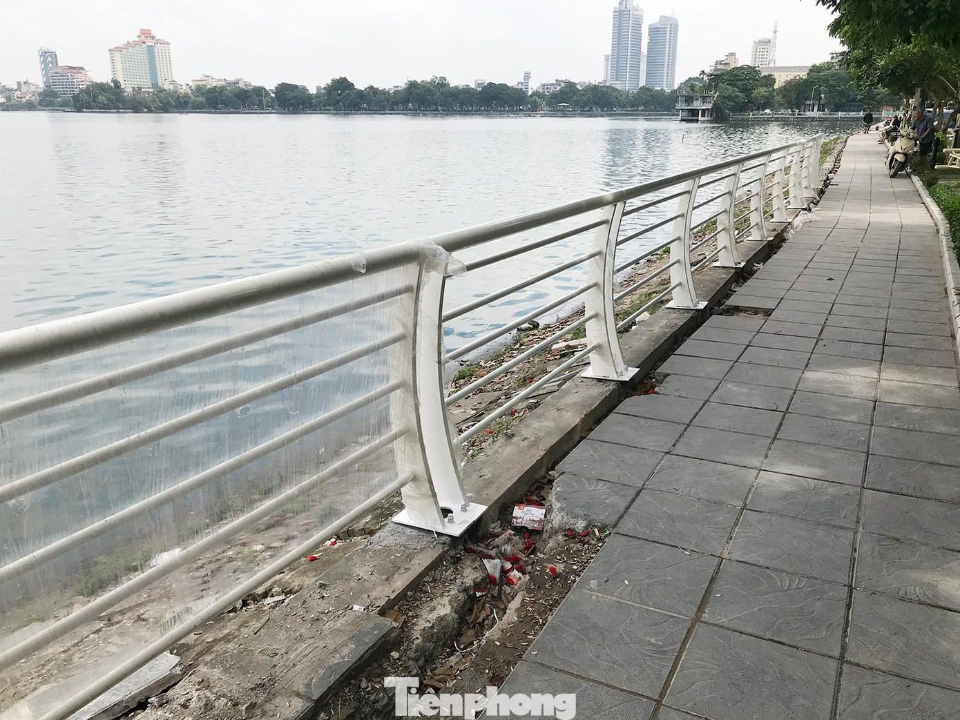 Cũng có nhiều ý kiến trái chiều quanh việc thay mới lan can hồ Tây khu vực Nguyễn Đình Thi - Trích Sài, tuy nhiên, theo quận Tây Hồ, việc làm này vừa đảm bảo văn minh đô thị, vừa đảm bảo an toàn cho người đi lại ven hồ Tây. Ảnh: Trường Phong