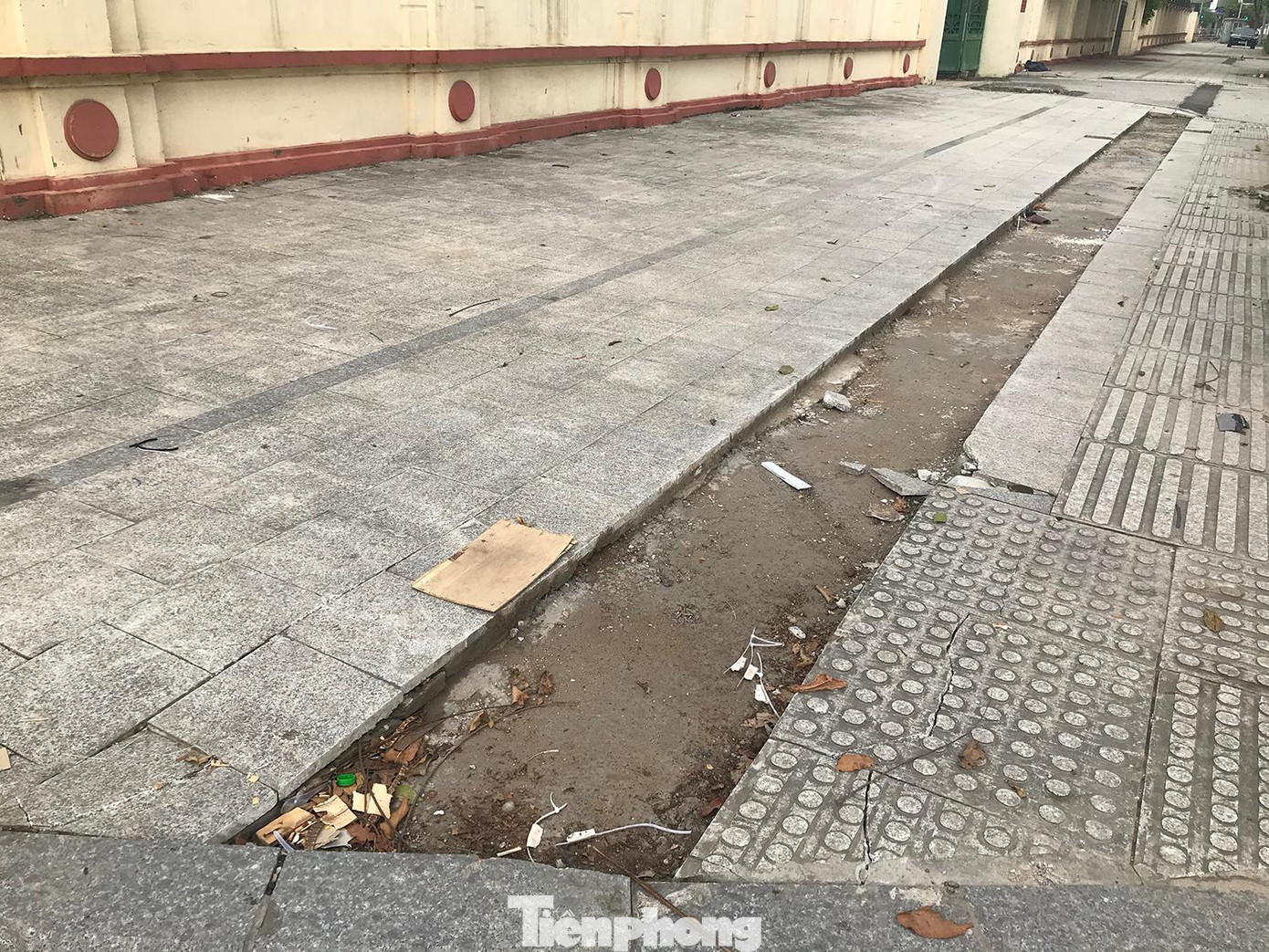 Sau khi bị lột đá, bề mặt vỉa hè là một lớp bê tông, dường như mới được đổ sau khi thi công đường ống. Ảnh: Trường Phong