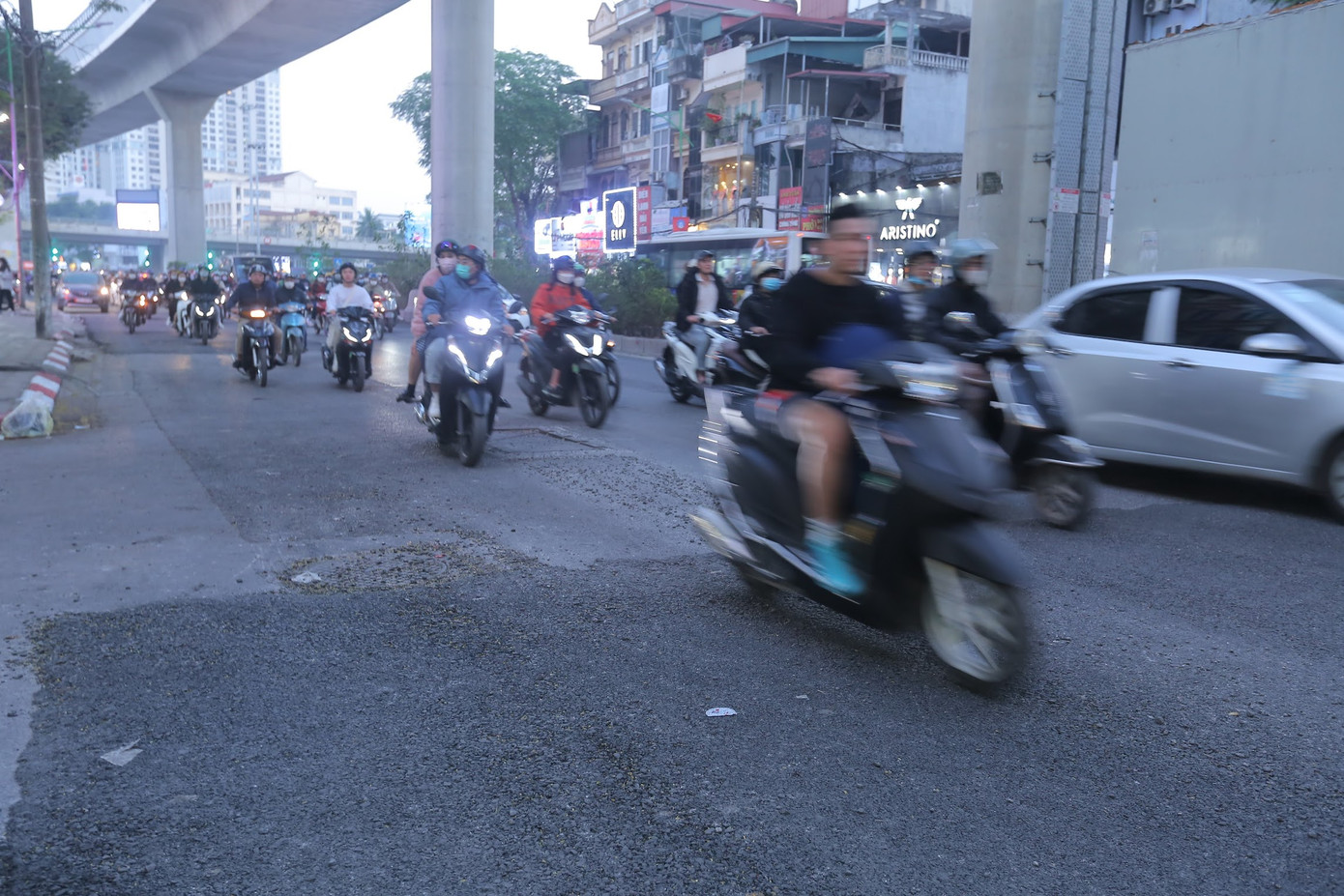 Nhiều vị trí trên mặt đường Cầu Giấy xuất hiện các mảnh vá mặt đường khác nhau, có lẽ do thời điểm xử lý khác nhau. Ảnh: Duy Phạm