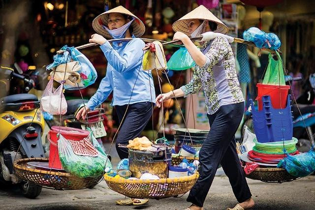 Hà Nội kỳ vọng việc lắp đặt nhiều máy bán hàng tự động sẽ dần thay thế cho các hình thức bán hàng rong, bán dạo trên hè, phố đô thị. Ảnh: PV