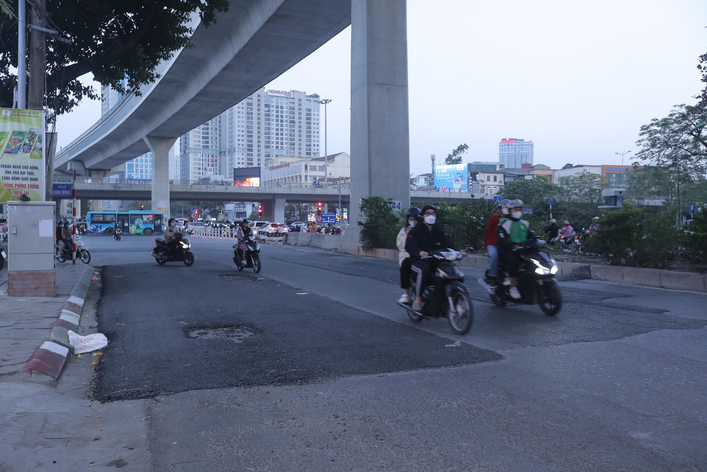 Theo quan sát của phóng viên, mặt đường tuyến đường Cầu Giấy xuất hiện nhiều "mảnh vá" trên mặt đường, ảnh hưởng nhiều đến giao thông, đi lại của người dân. Ảnh: Duy Phạm