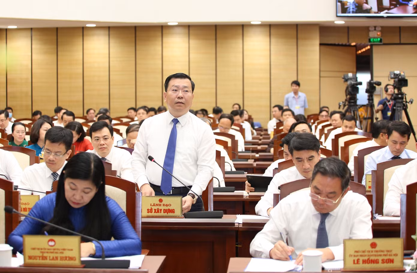 Giám đốc Sở Xây dựng Hà Nội Võ Nguyên Phong trả lời chất vấn. Ảnh: PV