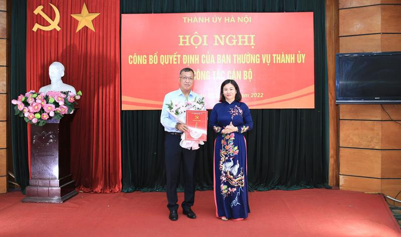 Phó Bí thư Thường trực Thành uỷ Hà Nội Nguyễn Thị Tuyến trao Quyết định cho ông Lê Hoàng Anh