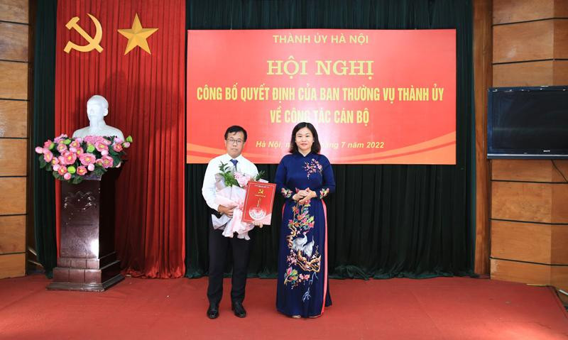 Phó Bí thư Thường trực Thành uỷ Hà Nội Nguyễn Thị Tuyến trao Quyết định cho ông Lại Bá Hà.