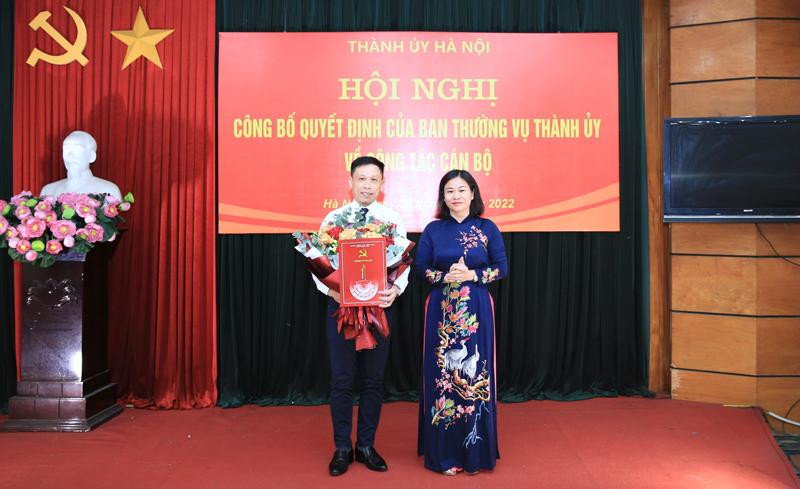 Phó Bí thư Thường trực Thành ủy Hà Nội Nguyễn Thị Tuyến trao Quyết định của Ban Thường vụ Thành ủy và tặng hoa chúc mừng ông Nguyễn Thành Lợi