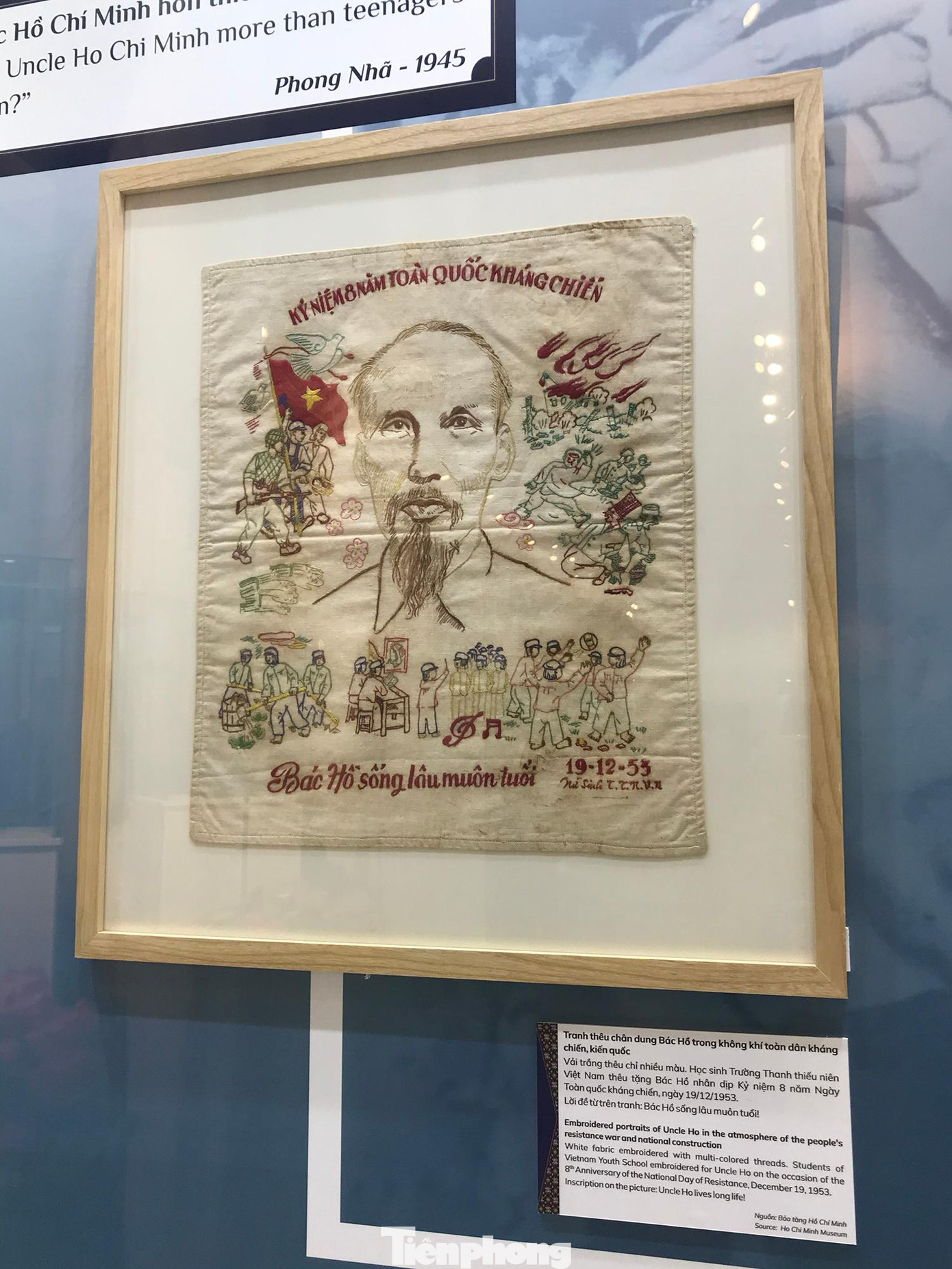 Tranh thêu chân dung Bác Hồ trong không khí toàn dân kháng chiến, kiến quốc. Vải trắng thêu chỉ nhiều màu, do học sinh Trường Thanh thiếu niên Việt Nam thêu tặng Bác Hồ dịp kỷ niệm 8 năm ngày Toàn quốc kháng chiến (19/12/1953). Ảnh: Trường Phong