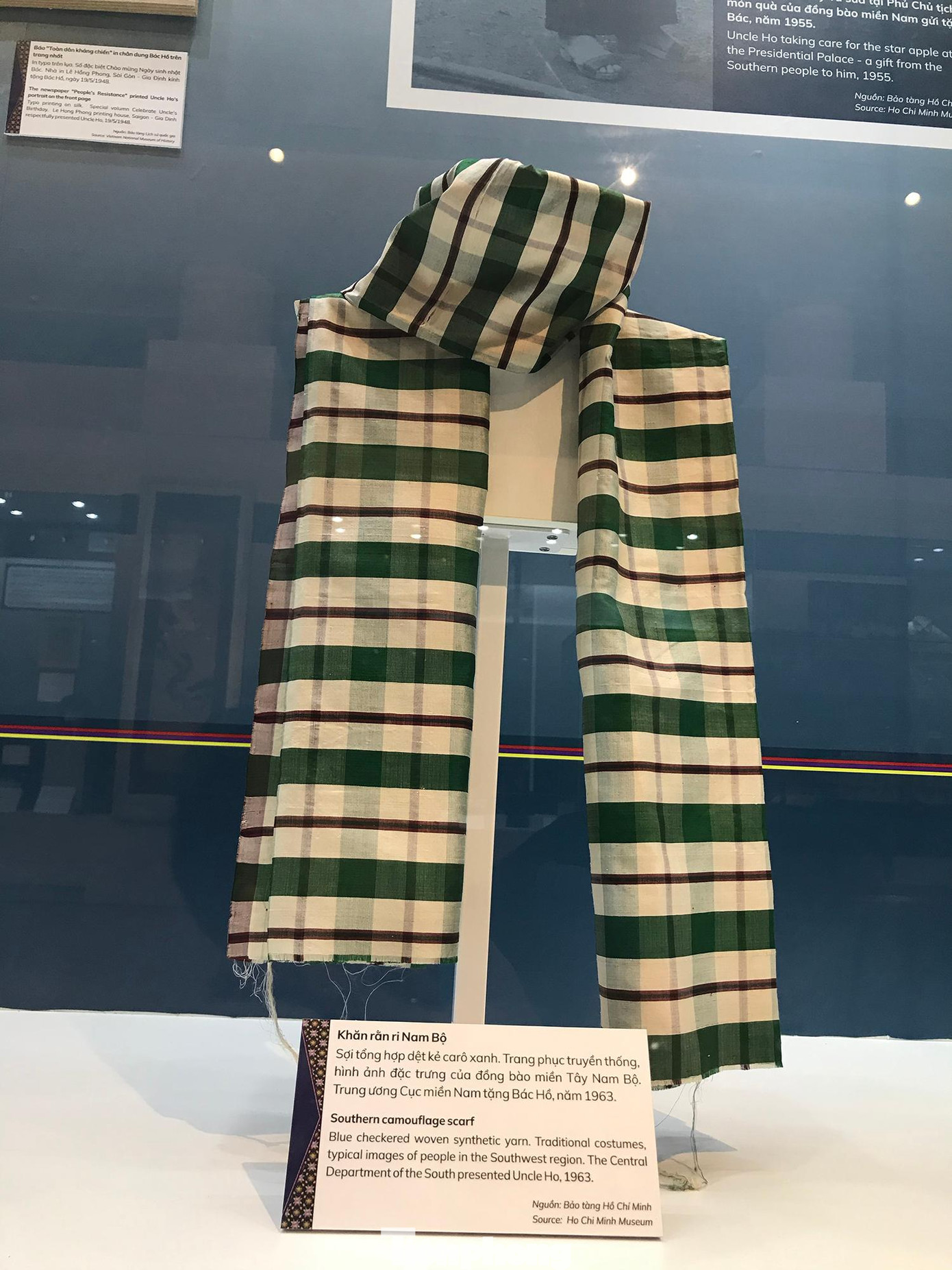 Bộ sưu tập gồm khoảng 200 hiện vật, tư liệu của nhân dân trong nước, kiều bào, bạn bè quốc tế gửi tặng Chủ tịch Hồ Chí Minh; Chủ tịch Hồ Chí Minh tặng đồng bào và bạn bè quốc tế, được giới thiệu đến công chúng. Trong ảnh là khăn rằn ri Nam Bộ, do T.Ư Cục miền Nam tặng Bác Hồ năm 1963. Ảnh: Trường Phong