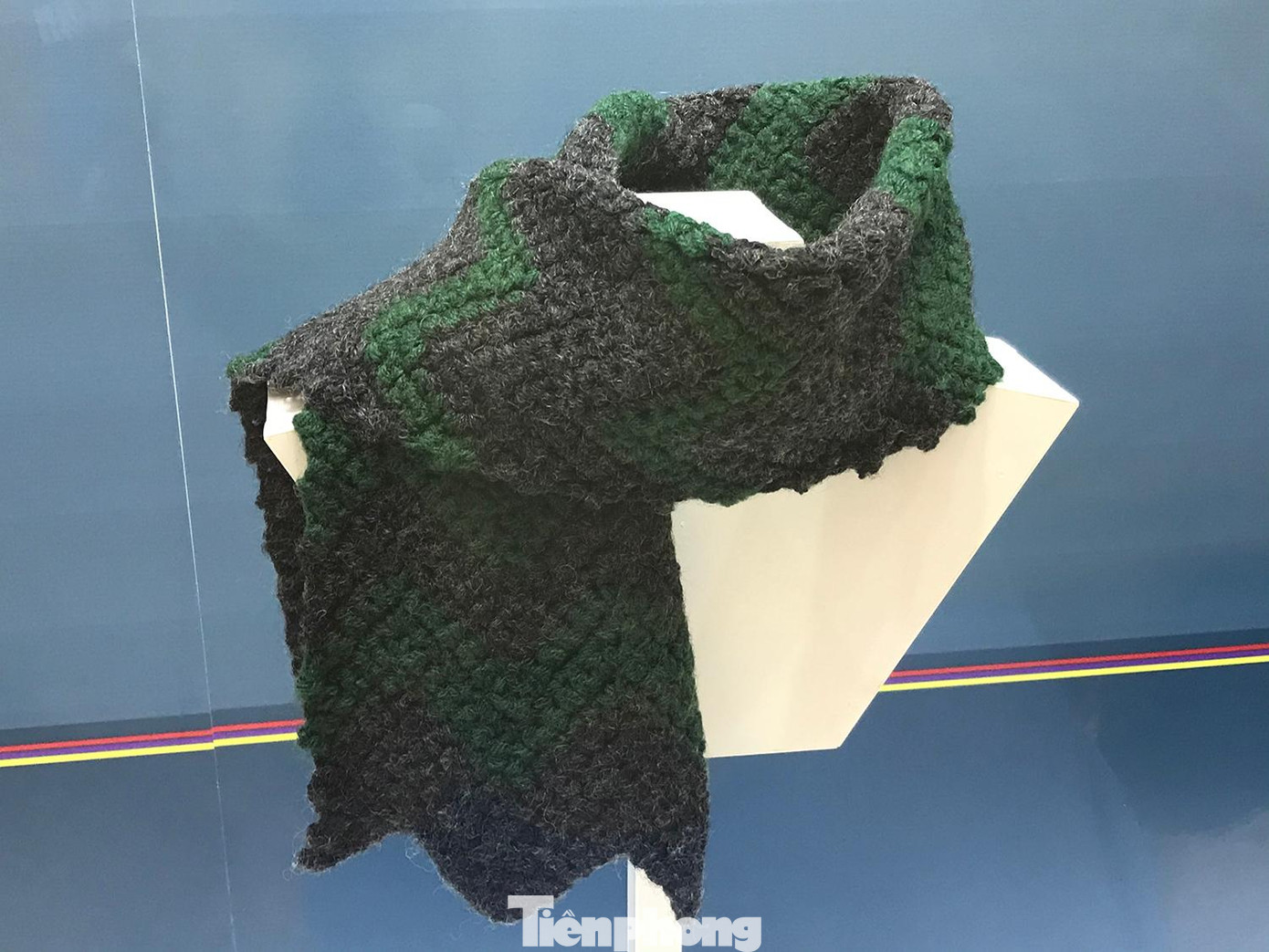 Trong ảnh là khăn len quàng cổ, do bà Marie Louise, phu nhân Bộ trưởng Bộ Y tế Phạm Ngọc Thạch tặng Chủ tịch Hồ Chí Minh năm 1968. Ảnh: Trường Phong