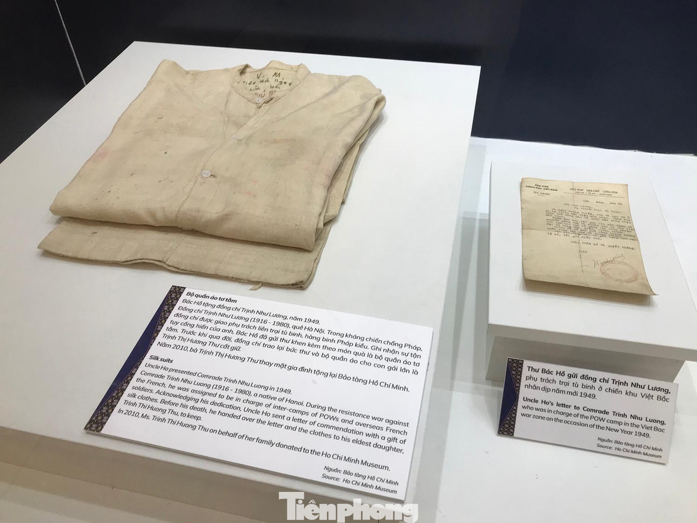 Bộ quần áo tơ tằm Bác Hồ tặng đồng chí Trịnh Như Lương, năm 1949 và Thư Bác Hồ gửi đồng chí Trịnh Như Lương. Ảnh: Trường Phong