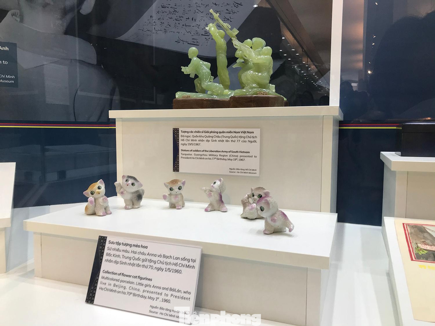 Bộ sưu tập tượng mèo hoa bằng sứ nhiều màu, do hai cháu Anna và Bạch Lan, sống tại Bắc Kinh, Trung Quốc gửi tặng Chủ tịch Hồ Chí Minh nhân dịp sinh nhật lần thứ 70 của Người, ngày 1/5/1960. Ảnh: Trường Phong