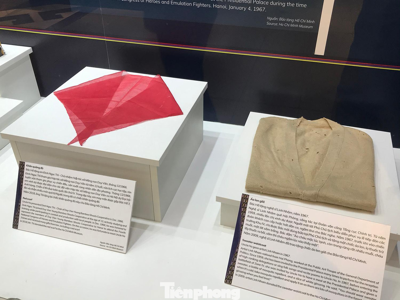Khăn quàng đỏ Bác Hồ tặng em Đinh Ngọc Thỉ - Chủ nhiệm Hợp tác xã Măng non Duy Viên, tháng 12/1966 và áo len gile Bác Hồ tặng nghệ sĩ Linh Nhâm năm 1967. Ảnh: Trường Phong