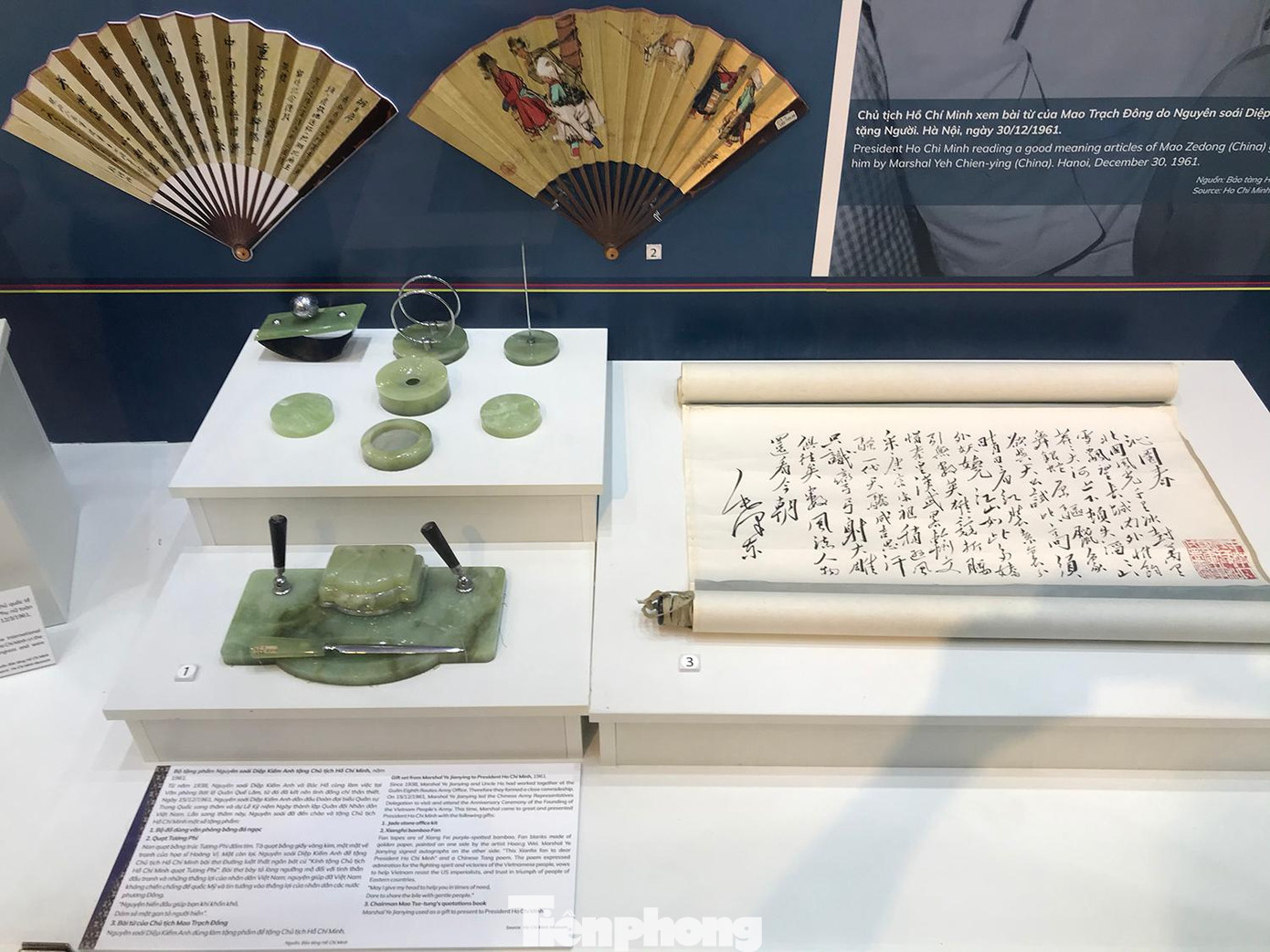 Bộ tặng phẩm Nguyên soái Diệp Kiếm Anh tặng Chủ tịch Hồ Chí Minh năm 1961, gồm bộ đồ dùng văn phòng bằng đá ngọc; quạt Trương Phi; bài từ của Chủ tịch Trung Quốc Mao Trạch Đông. Ảnh: Trường Phong