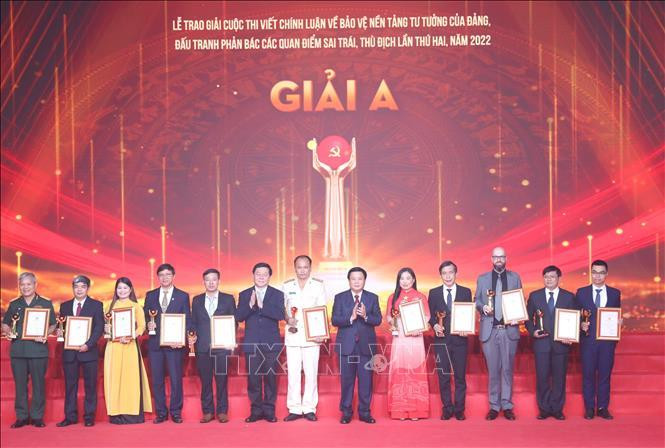 Ông Nguyễn Xuân Thắng, Giám đốc Học viện Chính trị Quốc gia Hồ Chí Minh và ông Nguyễn Trọng Nghĩa, Trưởng Ban Tuyên giáo T.Ư trao giải A cho các tác giả, nhóm tác giả. Ảnh: TTXVN