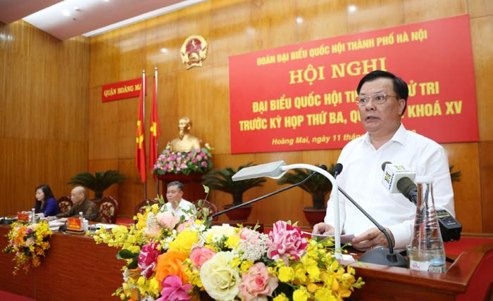 Bí thư Thành uỷ Hà Nội Đinh Tiến Dũng trao đổi các vấn đề cử tri quan tâm tại hội nghị. Ảnh: PV