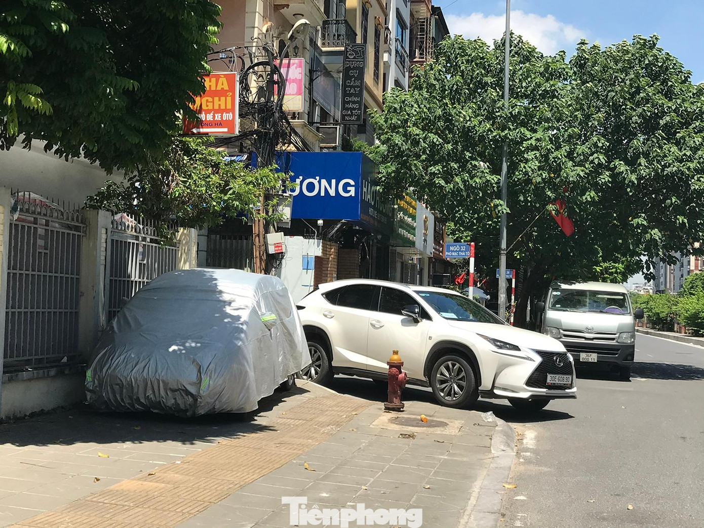 Một ô tô trùm mền đỗ trên vỉa hè phố Mạc Thái Tổ.